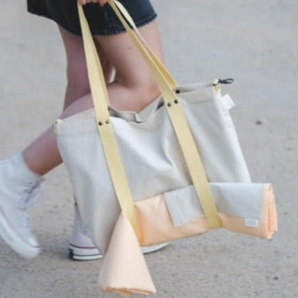 El bolso Aveiro es un gran compañero para este verano, un tote bag de gran capacidad con cierre con mosquetón lateral según la capacidad. Está realizado en loneta amarillas, también tiene un forro impermeable a rayas blancas y azules y cintas de algodón amarillas. Las cintas llevan una abertura frontal para que puedas llevar la sombrilla, la toalla, el sombrero, la barra de pan o lo que quieras! :)