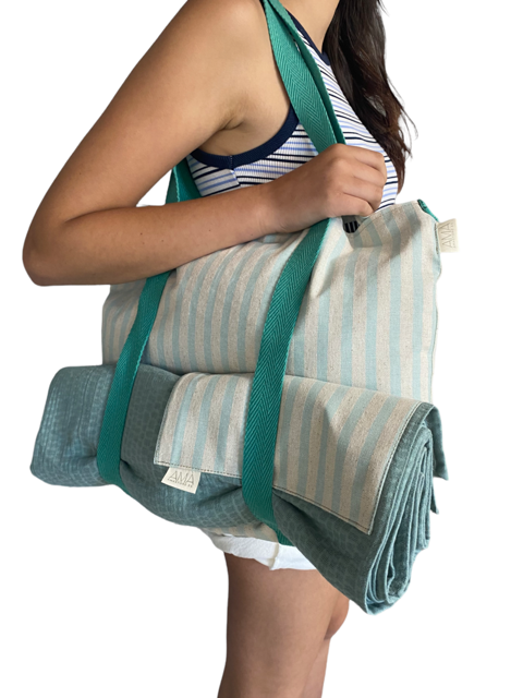 El bolso Aveiro es un gran compañero para este verano, un tote bag de gran capacidad con cierre con mosquetón lateral según la capacidad. Está realizado en loneta de rayas turquesas y beiges, también tiene un forro impermeable a rayas blancas y azules y cintas de algodón turquesa. Las cintas llevan una abertura frontal para que puedas llevar la sombrilla, la toalla, el sombrero, la barra de pan o lo que quieras! :)