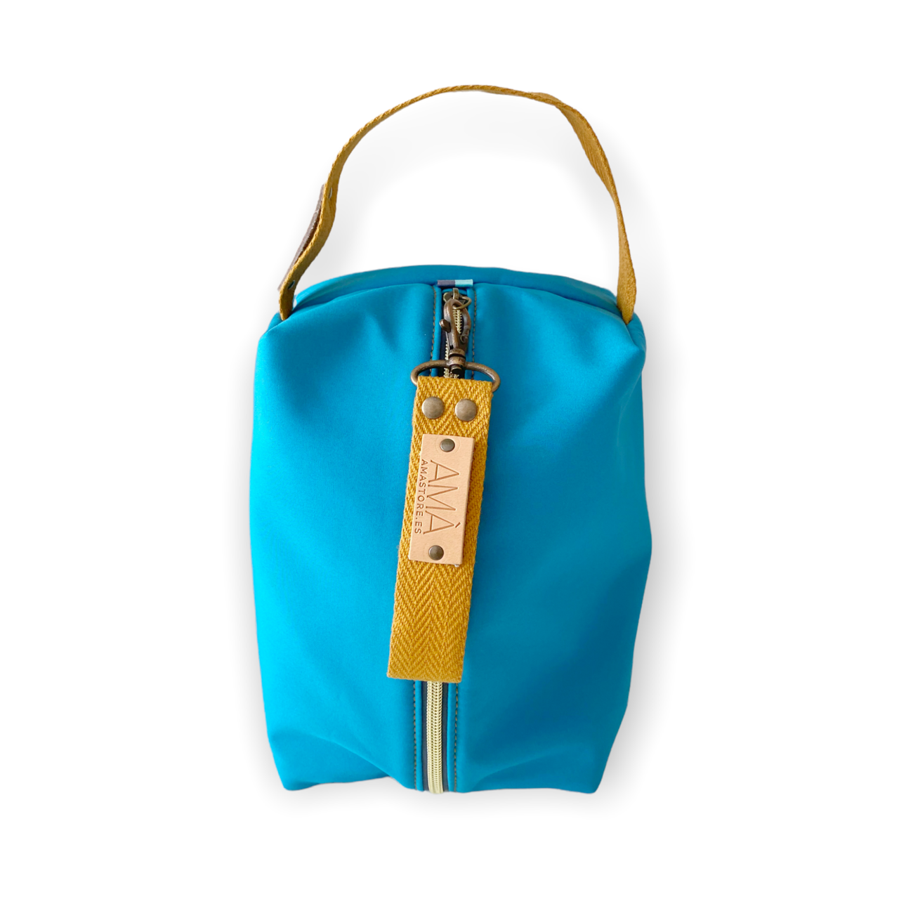 Neceser de tejido de neopreno color Azul con una práctica asa de algodón color natural que te permitirá colgar el neceser del pomo de la puerta o cualquier colgador. Están realizados mano en Barcelona y disponen de forro repelente al agua y bolsillo interior. El tirador de la cremallera se convierte en un llavero extraible. Además puedes escoger personalizar tu neceser con 2 iniciales.
