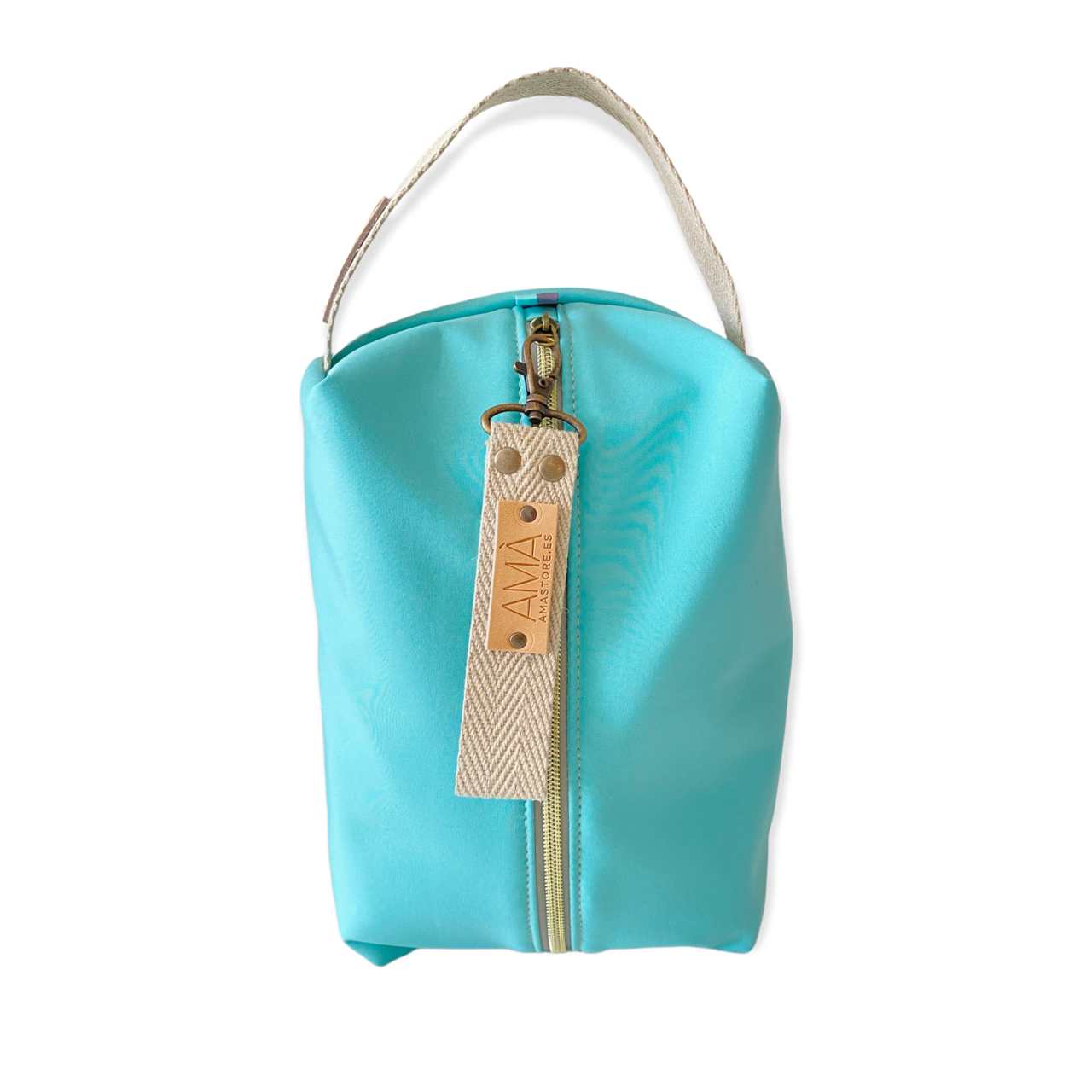 Neceser de tejido de neopreno color Aguamarina con una práctica asa de algodón color natural que te permitirá colgar el neceser del pomo de la puerta o cualquier colgador. Están realizados mano en Barcelona y disponen de forro repelente al agua y bolsillo interior. El tirador de la cremallera se convierte en un llavero extraible. Además puedes escoger personalizar tu neceser con 2 iniciales.