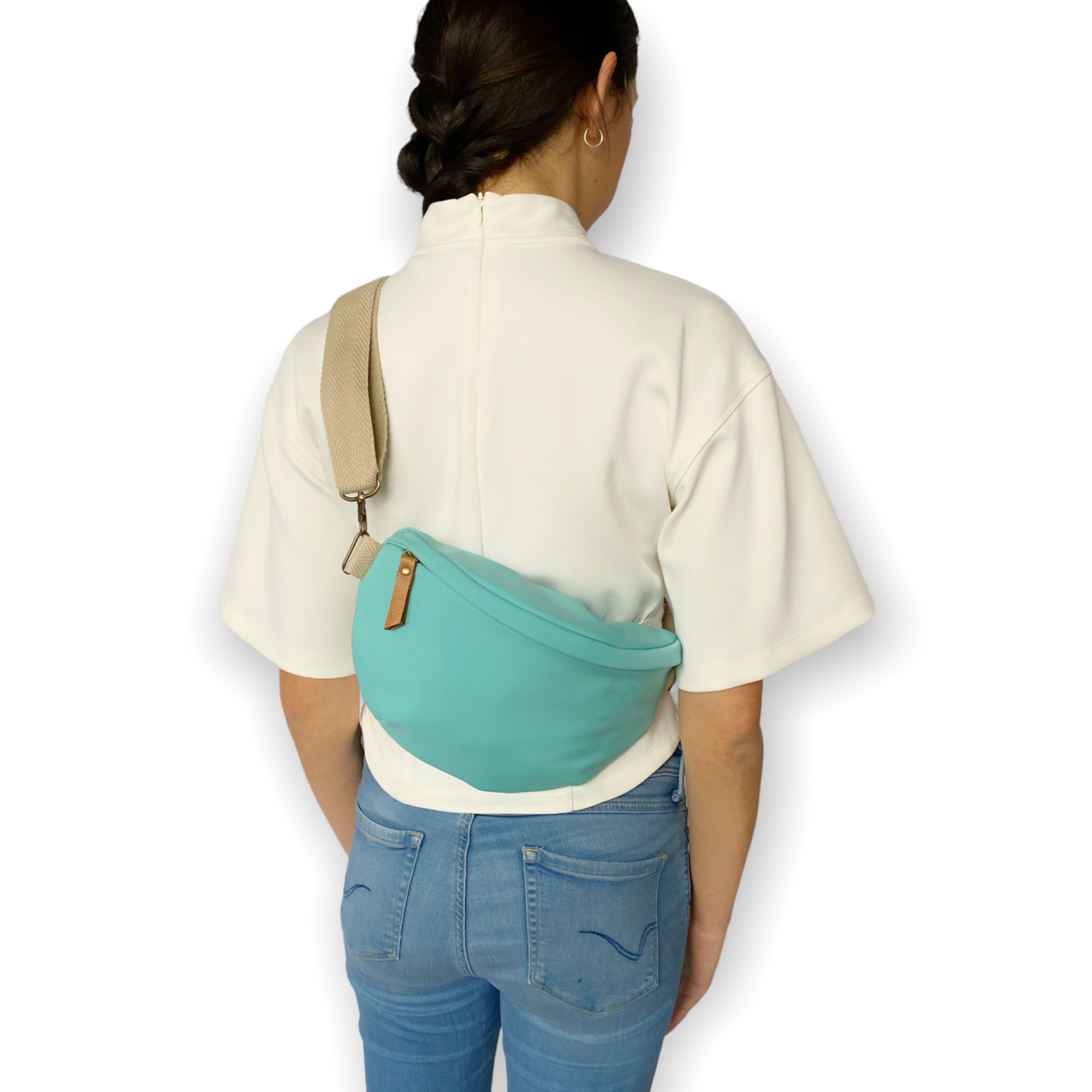 Esta práctica riñonera te ayudará a llevar lo preciso y necesario. Realizada con tela de neopreno,repelente al agua, y con una cremallera beige como su asa de algodón ya que són del mismo color. El asa de 4 cm, regulable ayuda a llevar la riñonera sobre el hombro, a la cintura o cruzada sobre el pecho para evitar robos. Tiene un mosquetón para engancharlo en cualquier sitio. Bonito forro de algodón y dos bolsillos que ayudan a administrar el espacio.