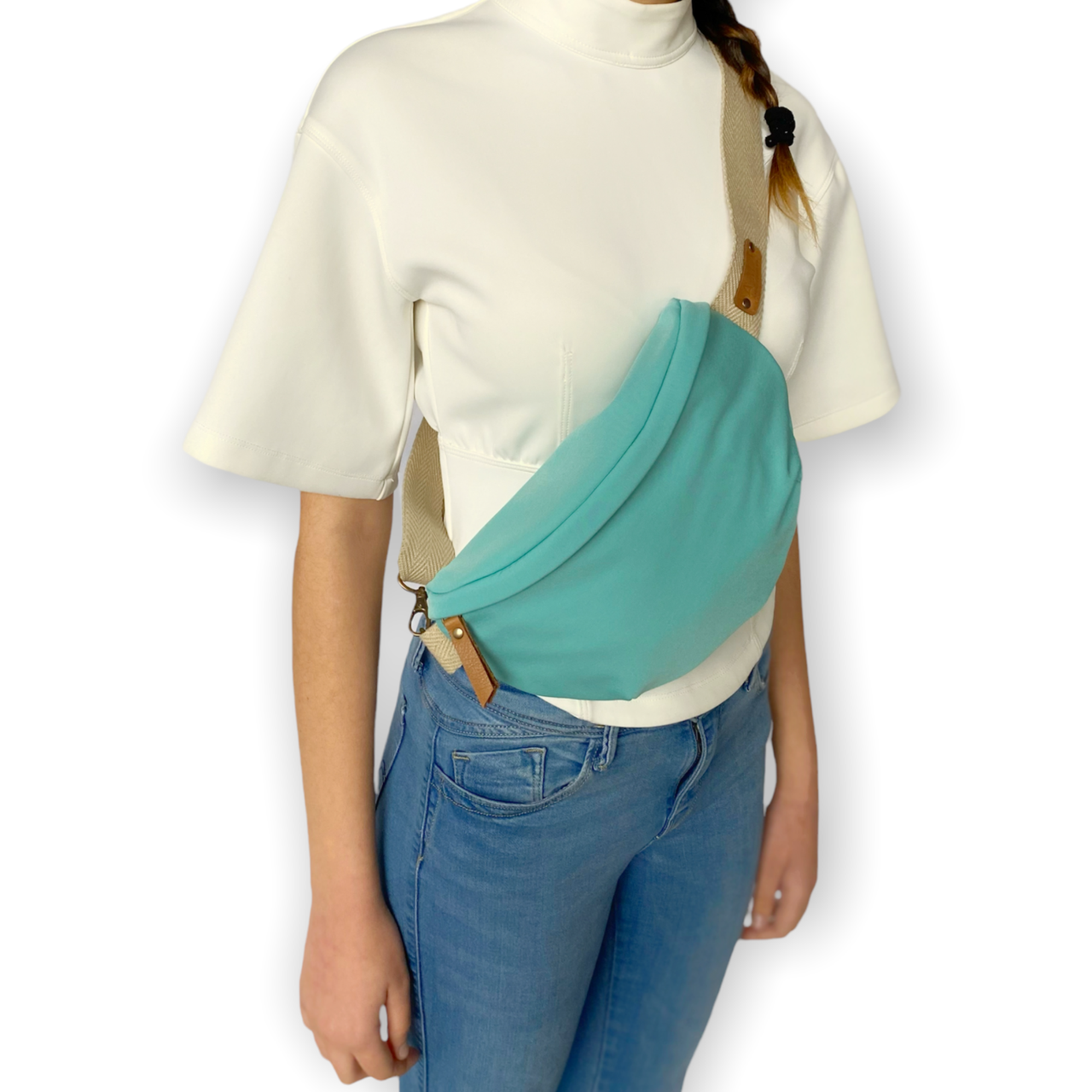 Esta práctica riñonera te ayudará a llevar lo preciso y necesario. Realizada con tela de neopreno,repelente al agua, y con una cremallera beige como su asa de algodón ya que són del mismo color. El asa de 4 cm, regulable ayuda a llevar la riñonera sobre el hombro, a la cintura o cruzada sobre el pecho para evitar robos. Tiene un mosquetón para engancharlo en cualquier sitio. Bonito forro de algodón y dos bolsillos que ayudan a administrar el espacio.