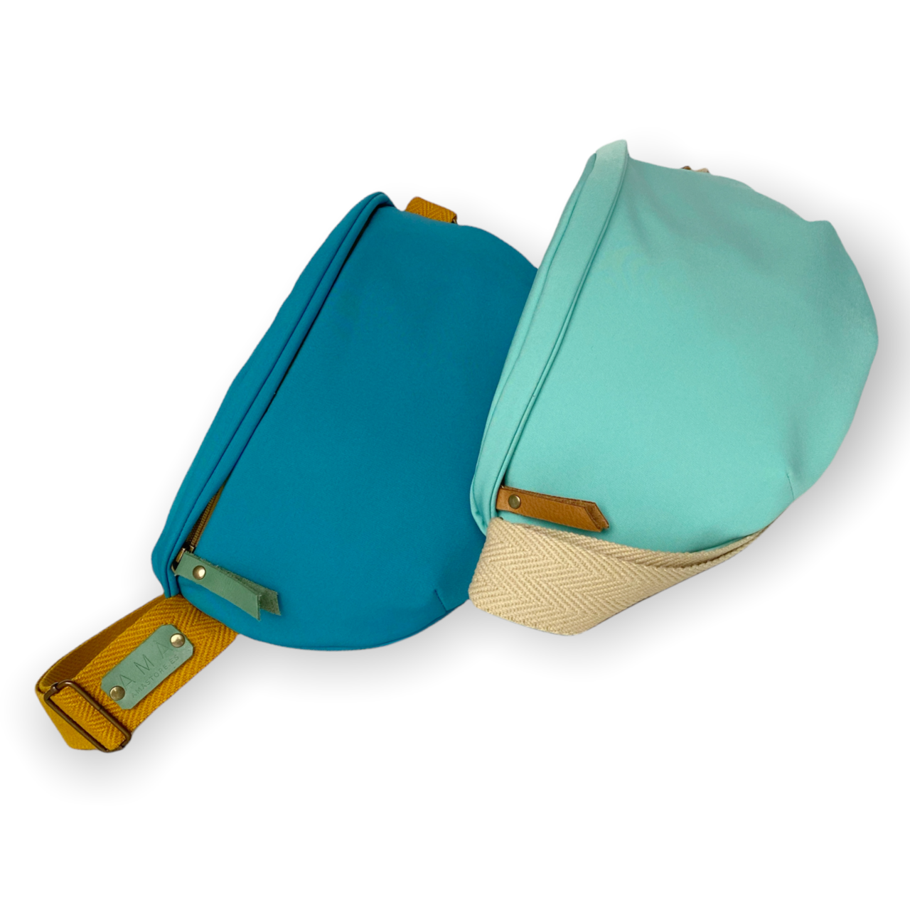 Esta práctica riñonera te ayudará a llevar lo preciso y necesario. Realizada con tela de neopreno,repelente al agua, y con una cremallera beige como su asa de algodón ya que són del mismo color. El asa de 4 cm, regulable ayuda a llevar la riñonera sobre el hombro, a la cintura o cruzada sobre el pecho para evitar robos. Tiene un mosquetón para engancharlo en cualquier sitio. Bonito forro de algodón y dos bolsillos que ayudan a administrar el espacio.