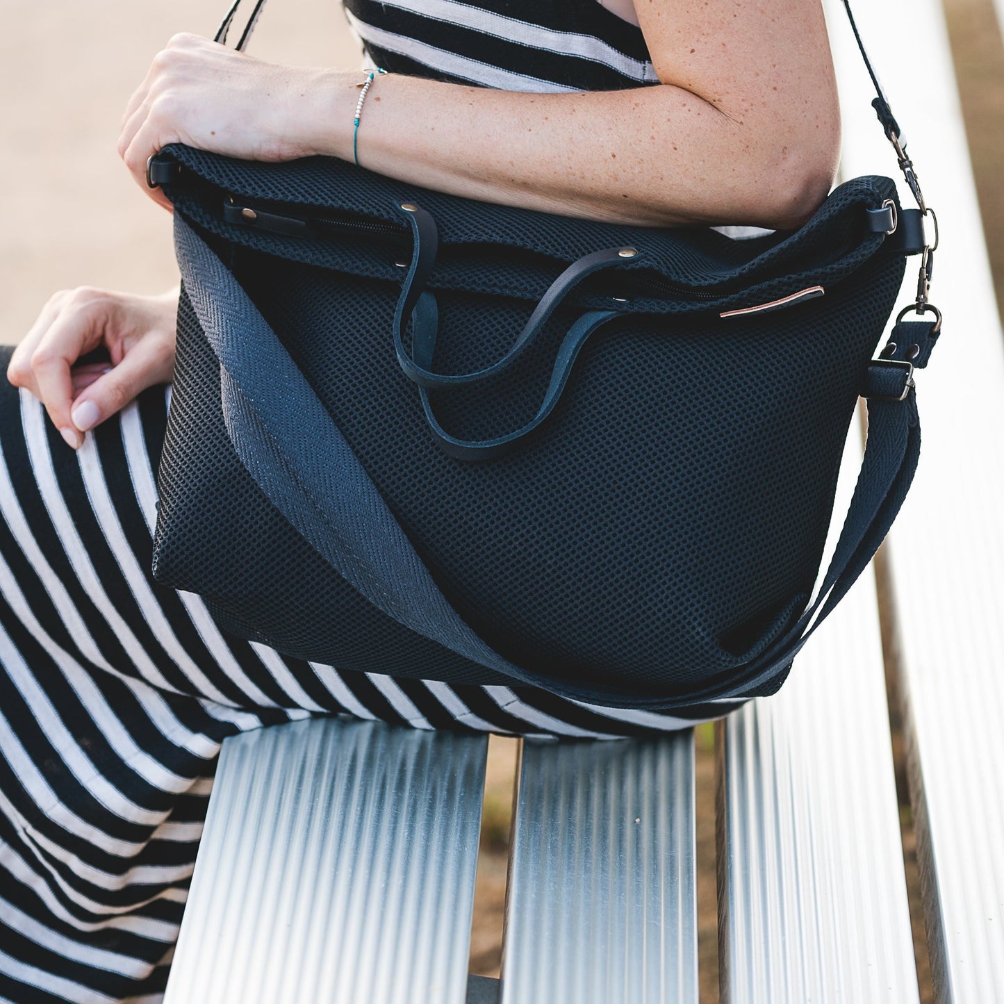 Bolso hecho a mano en BArcelona con tejido tipo neopreno nido de abeja negra, forro y bolsillo interior, cremallera. Se puede llevar como tote bag o bandolera con 2 opciones de altura.
