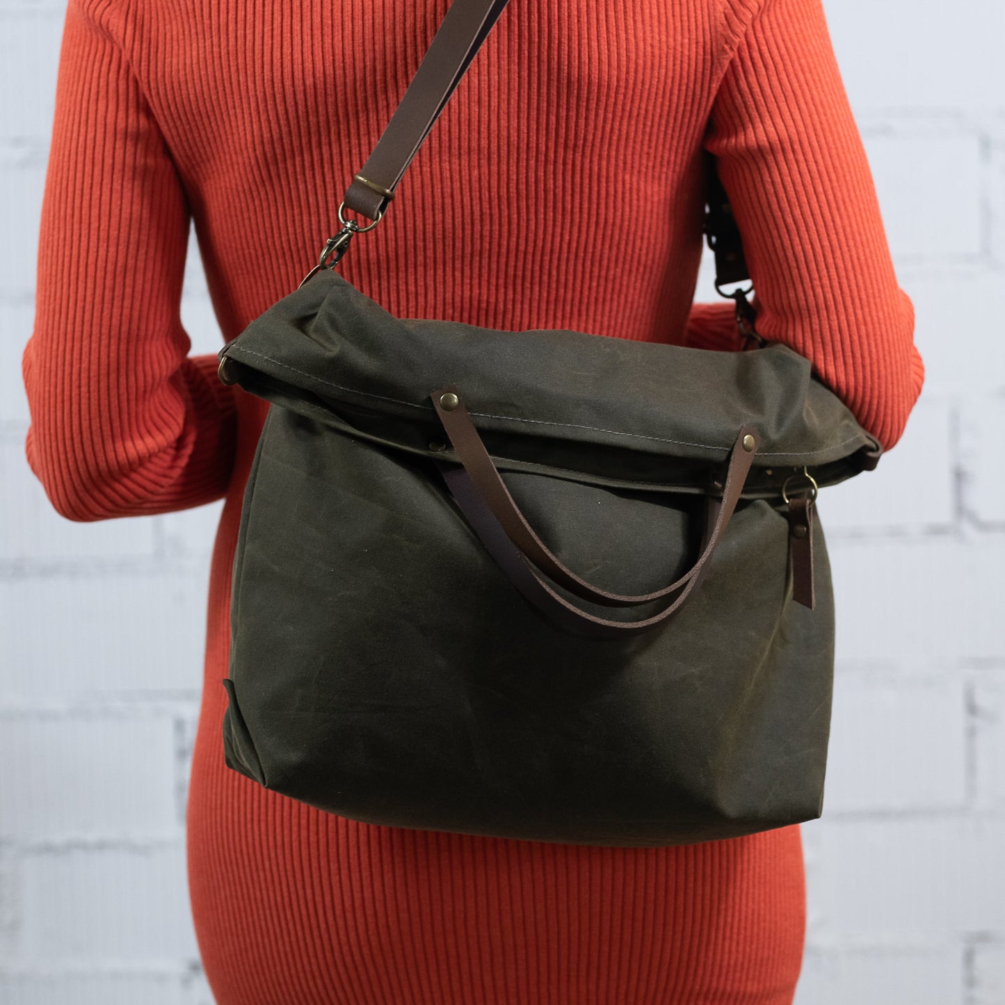 Bolso Belem realizado en nuestro taller en Barcelona de tejido encerado como la clasica chaqueta Beaufort de Barbour. Tejido impermeable. 3 opciones, bandolera, tote bag o bolso de mano.
