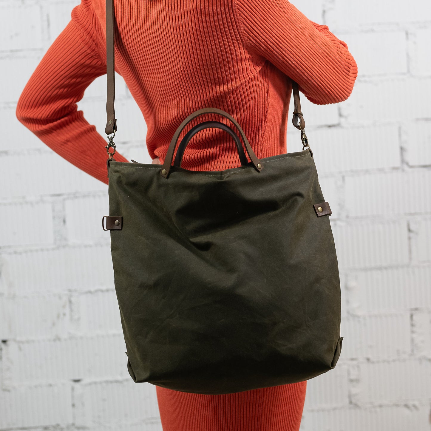 Bolso Belem realizado en nuestro taller en Barcelona de tejido encerado como la clasica chaqueta Beaufort de Barbour. Tejido impermeable. 3 opciones, bandolera, tote bag o bolso de mano.