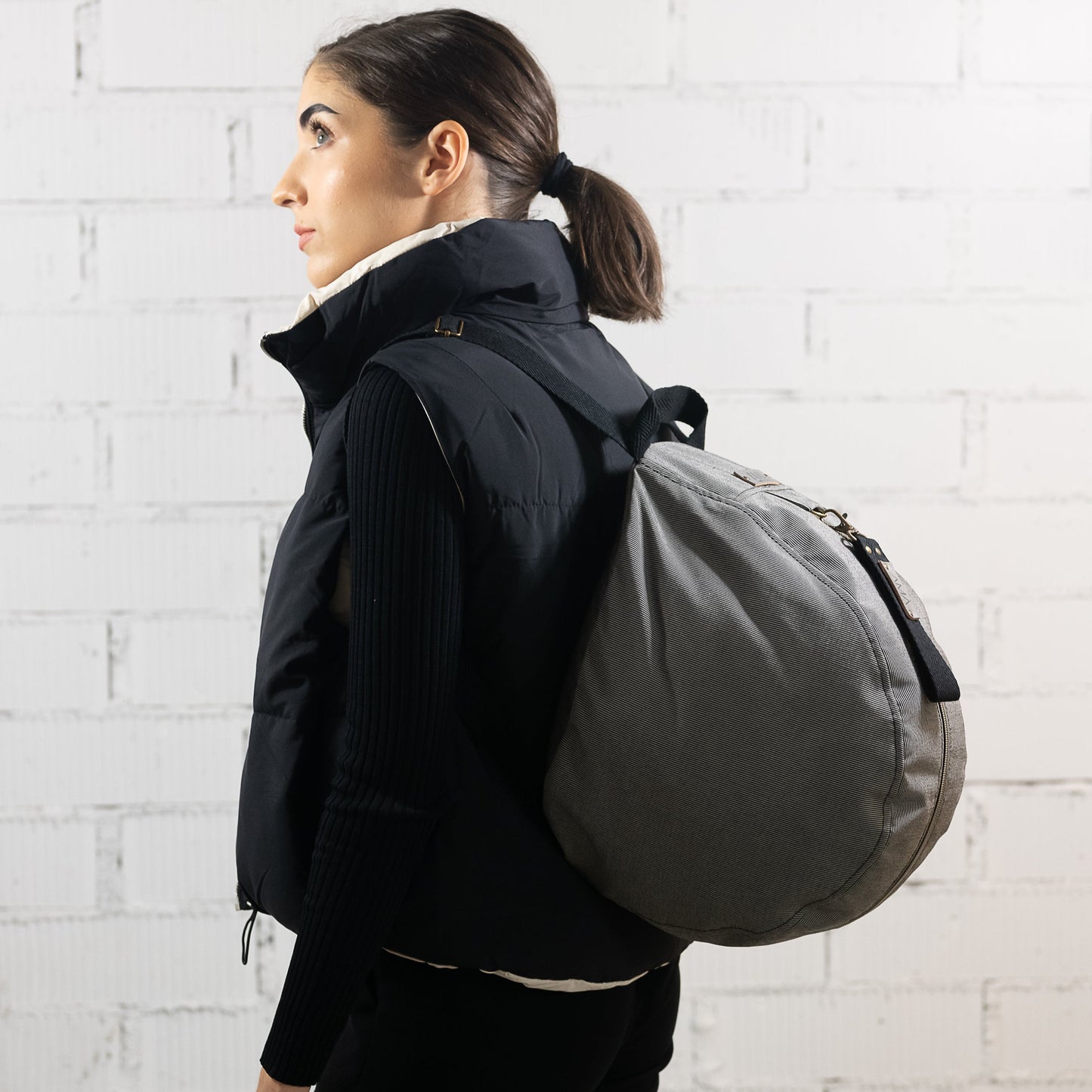 Mochila para casco gris impermable, realizada a mano en Barcelona en nuestro taller de retorno social. Capacidad para el casco de moto, casco de bici.. refuerzo acolchado en la espalda para más comodidad y protección.