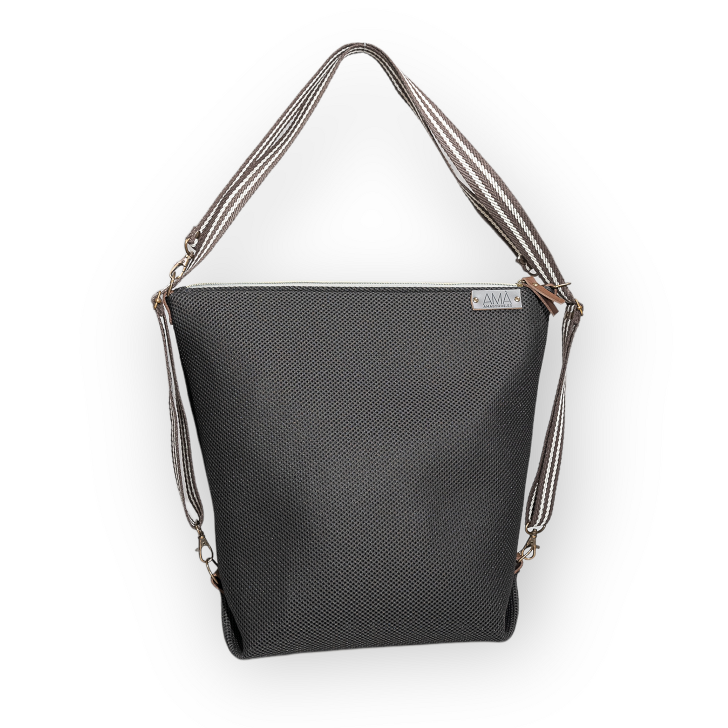 Bolso convertible en mochila color marrón, hecho en nuestro taller de Barcelona. Nos encantan los bolsos trasformables según van cambiando nuestras necesidades.