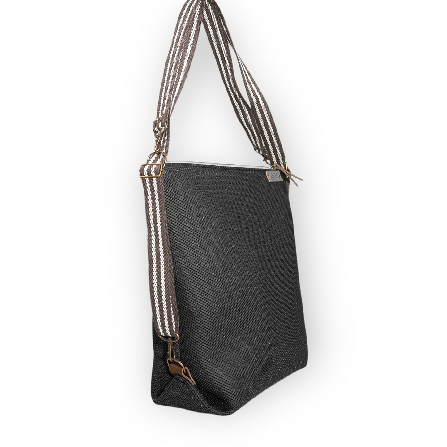 Bolso convertible en mochila color marrón, hecho en nuestro taller de Barcelona. Nos encantan los bolsos trasformables según van cambiando nuestras necesidades.