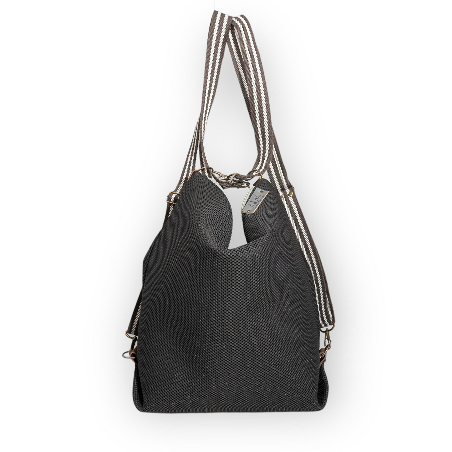 Bolso convertible en mochila color marrón, hecho en nuestro taller de Barcelona. Nos encantan los bolsos trasformables según van cambiando nuestras necesidades.