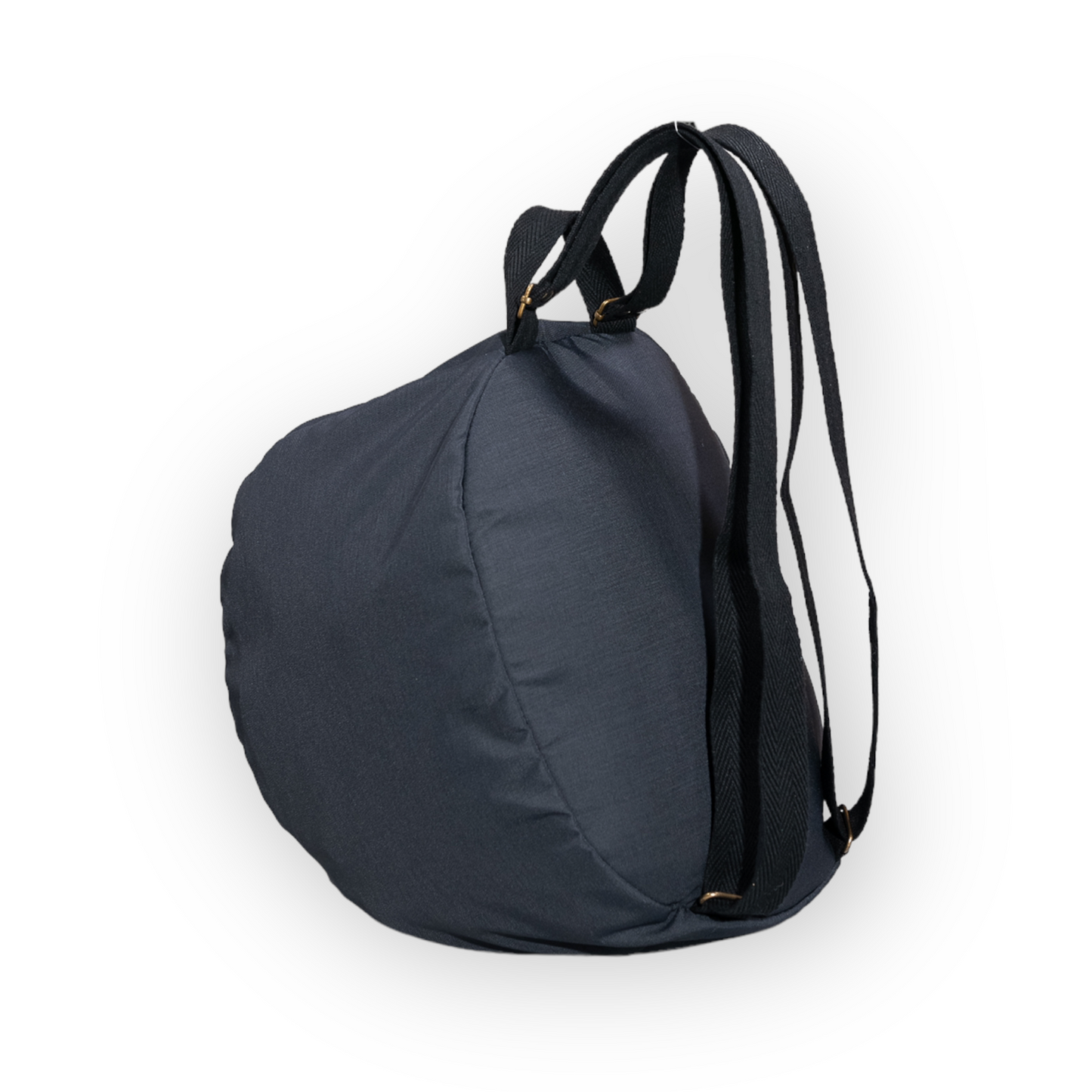 Mochila para casco negra impermable, realizada a mano en Barcelona en nuestro taller de retorno social. Capacidad para el casco de moto, casco de bici.. refuerzo acolchado en la espalda para más comodidad y protección.