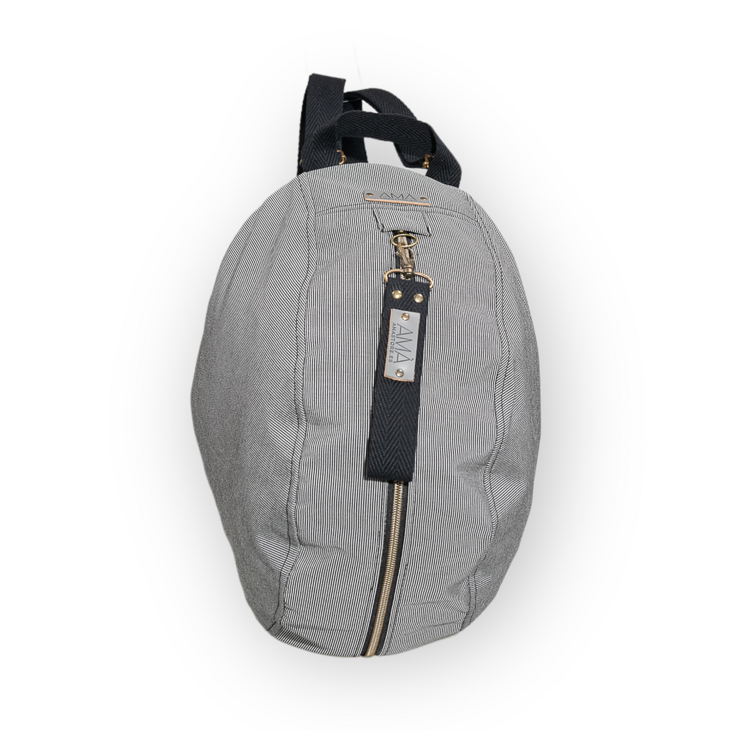 Mochila para casco gris impermable, realizada a mano en Barcelona en nuestro taller de retorno social. Capacidad para el casco de moto, casco de bici.. refuerzo acolchado en la espalda para más comodidad y protección.