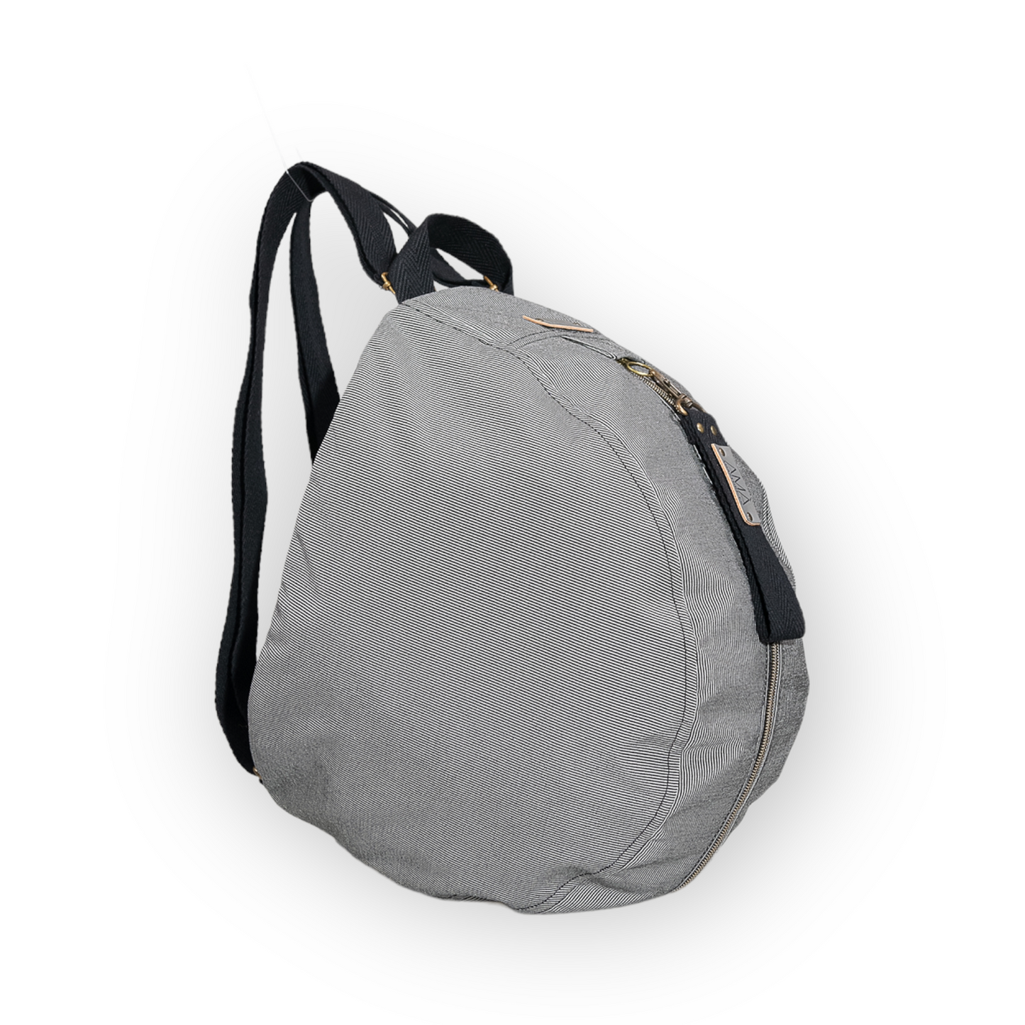 Mochila para casco gris impermable, realizada a mano en Barcelona en nuestro taller de retorno social. Capacidad para el casco de moto, casco de bici.. refuerzo acolchado en la espalda para más comodidad y protección.