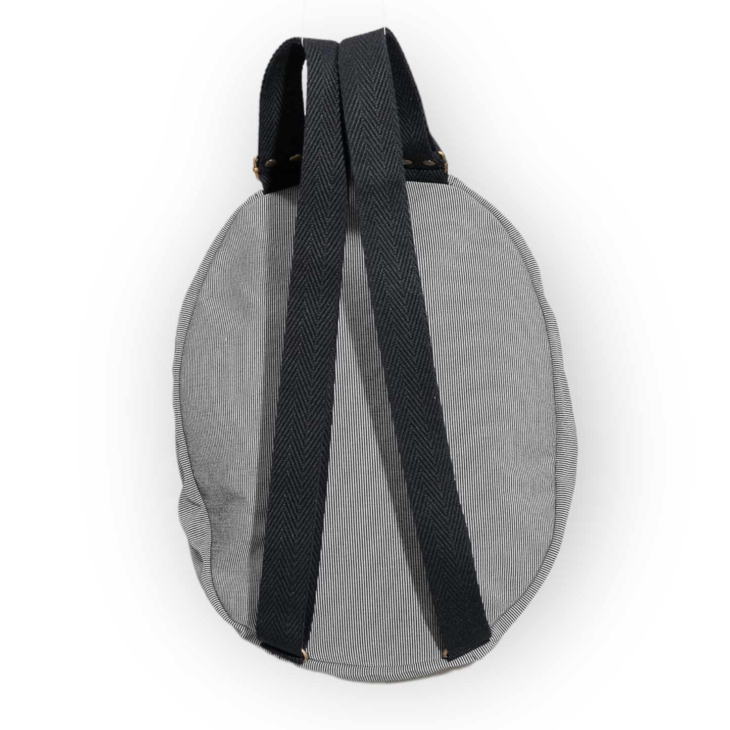 Mochila para casco gris impermable, realizada a mano en Barcelona en nuestro taller de retorno social. Capacidad para el casco de moto, casco de bici.. refuerzo acolchado en la espalda para más comodidad y protección.