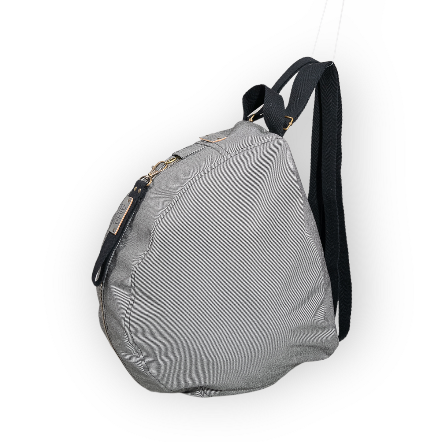 Mochila para casco gris impermable, realizada a mano en Barcelona en nuestro taller de retorno social. Capacidad para el casco de moto, casco de bici.. refuerzo acolchado en la espalda para más comodidad y protección.