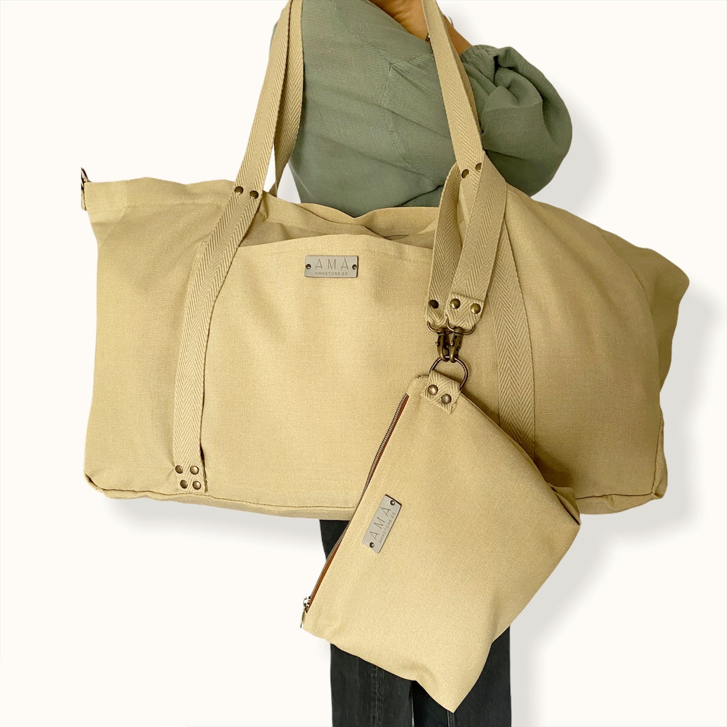 Bolsa grande de playa realizada a mano con tela impermeable, de este modo si la toalla sigue mojada cuando tengas que irte no mojará tu ropa. Lleva un bolso neceser con forro interior que puedes llevarlo atado a la bolsa o usar la tira como asa, de este modo si decides pasear un poco por la orilla puedes llevar los objetivos de valor a mano. Además es super ligero y tiene un mosquetón lateral por si no llevas la bolsa tan cargada y se convierte en una bolsa más pequeña.