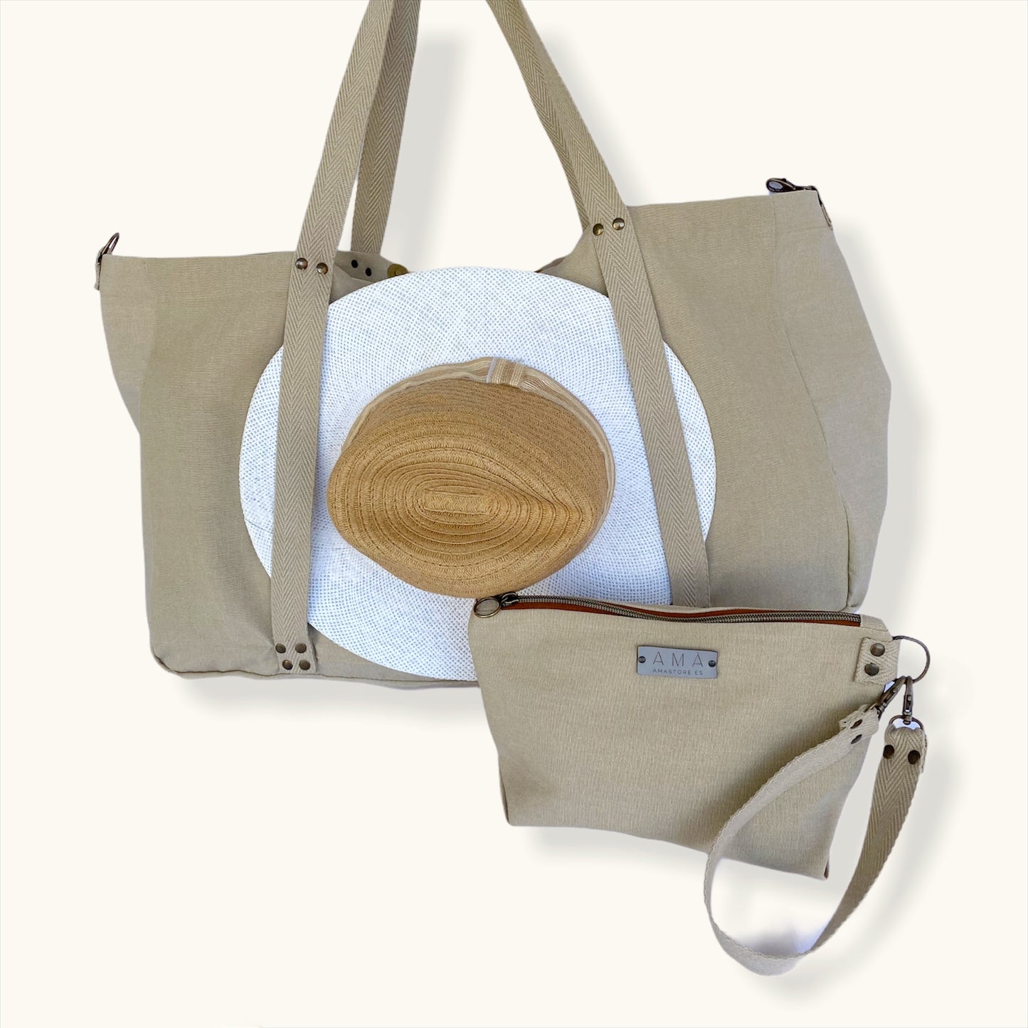 Bolsa grande de playa realizada a mano con tela impermeable, de este modo si la toalla sigue mojada cuando tengas que irte no mojará tu ropa. Lleva un bolso neceser con forro interior que puedes llevarlo atado a la bolsa o usar la tira como asa, de este modo si decides pasear un poco por la orilla puedes llevar los objetivos de valor a mano. Además es super ligero y tiene un mosquetón lateral por si no llevas la bolsa tan cargada y se convierte en una bolsa más pequeña.