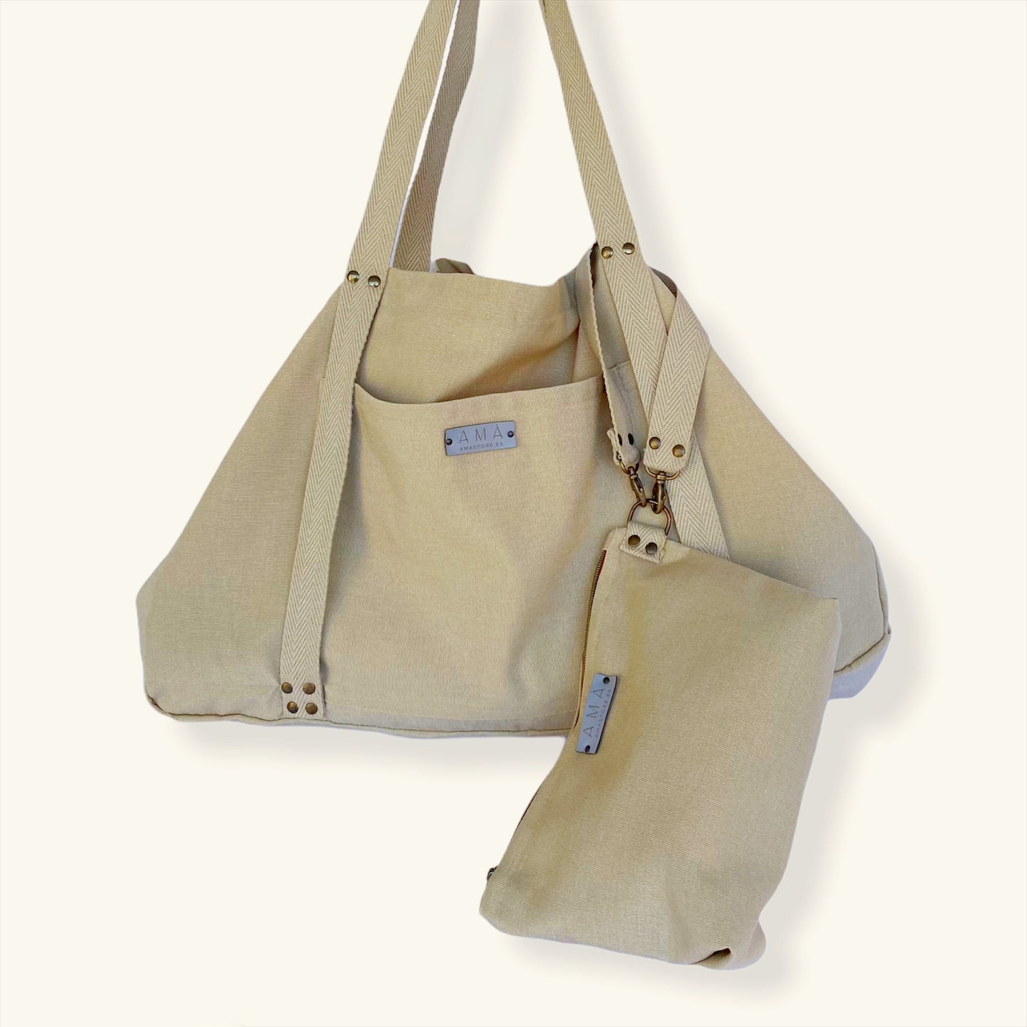 Bolsa grande de playa realizada a mano con tela impermeable, de este modo si la toalla sigue mojada cuando tengas que irte no mojará tu ropa. Lleva un bolso neceser con forro interior que puedes llevarlo atado a la bolsa o usar la tira como asa, de este modo si decides pasear un poco por la orilla puedes llevar los objetivos de valor a mano. Además es super ligero y tiene un mosquetón lateral por si no llevas la bolsa tan cargada y se convierte en una bolsa más pequeña.