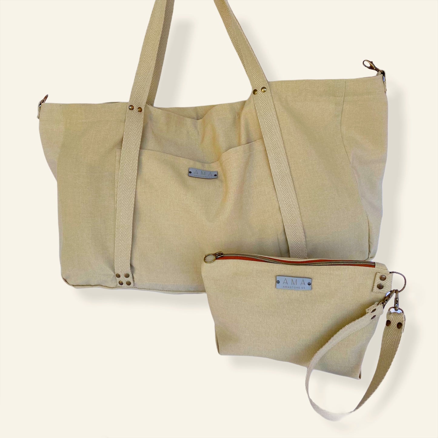 Bolsa grande de playa realizada a mano con tela impermeable, de este modo si la toalla sigue mojada cuando tengas que irte no mojará tu ropa. Lleva un bolso neceser con forro interior que puedes llevarlo atado a la bolsa o usar la tira como asa, de este modo si decides pasear un poco por la orilla puedes llevar los objetivos de valor a mano. Además es super ligero y tiene un mosquetón lateral por si no llevas la bolsa tan cargada y se convierte en una bolsa más pequeña.
