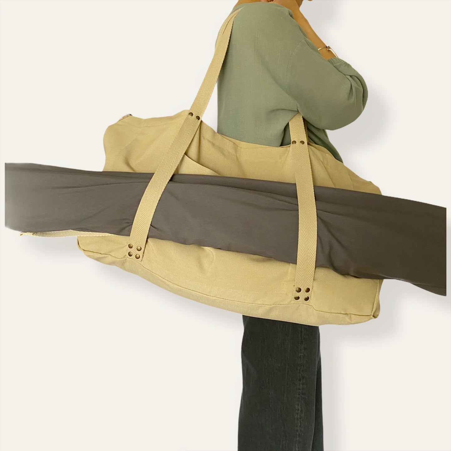 Bolsa grande de playa realizada a mano con tela impermeable, de este modo si la toalla sigue mojada cuando tengas que irte no mojará tu ropa. Lleva un bolso neceser con forro interior que puedes llevarlo atado a la bolsa o usar la tira como asa, de este modo si decides pasear un poco por la orilla puedes llevar los objetivos de valor a mano. Además es super ligero y tiene un mosquetón lateral por si no llevas la bolsa tan cargada y se convierte en una bolsa más pequeña.