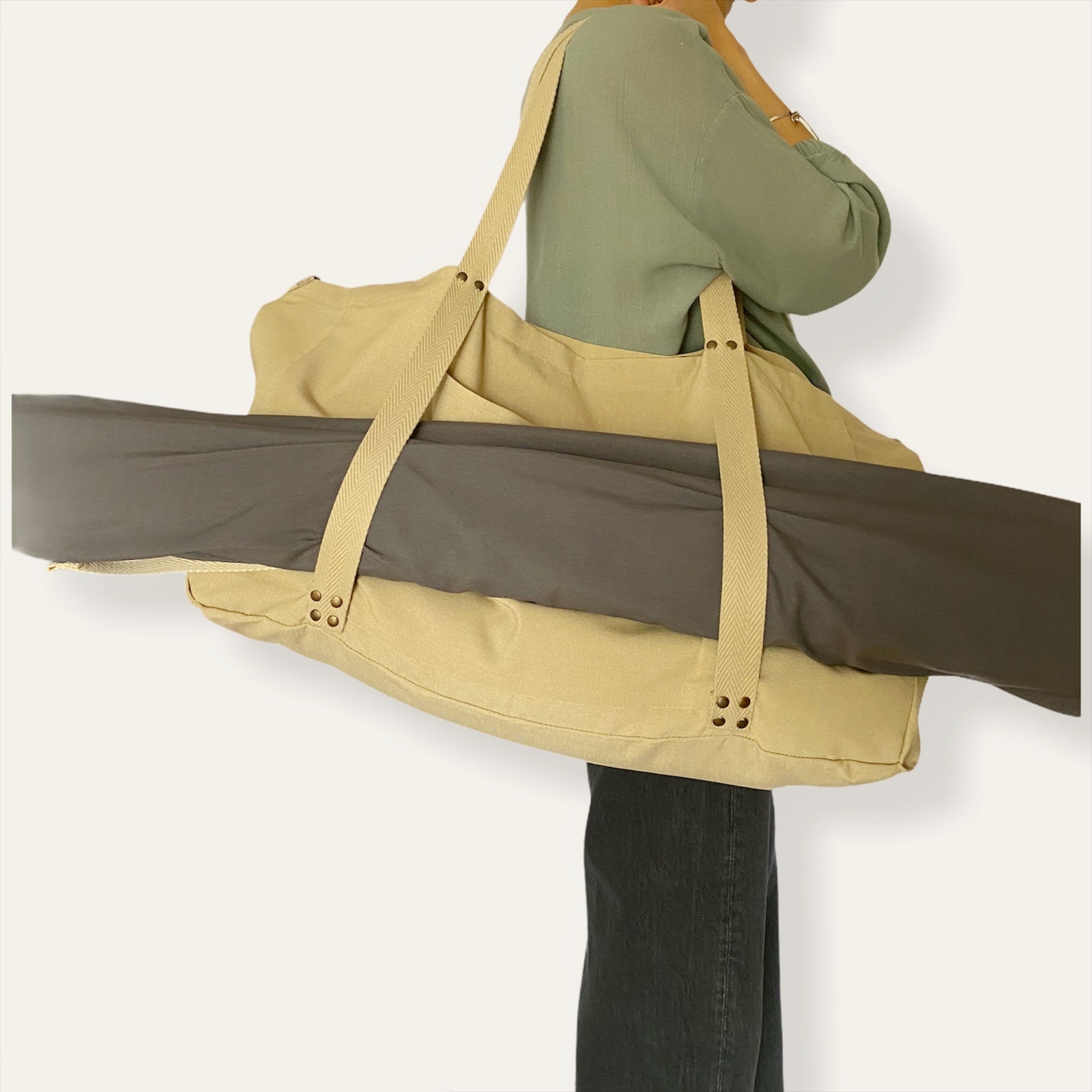 Bolsa grande de playa realizada a mano con tela impermeable, de este modo si la toalla sigue mojada cuando tengas que irte no mojará tu ropa. Lleva un bolso neceser con forro interior que puedes llevarlo atado a la bolsa o usar la tira como asa, de este modo si decides pasear un poco por la orilla puedes llevar los objetivos de valor a mano. Además es super ligero y tiene un mosquetón lateral por si no llevas la bolsa tan cargada y se convierte en una bolsa más pequeña.