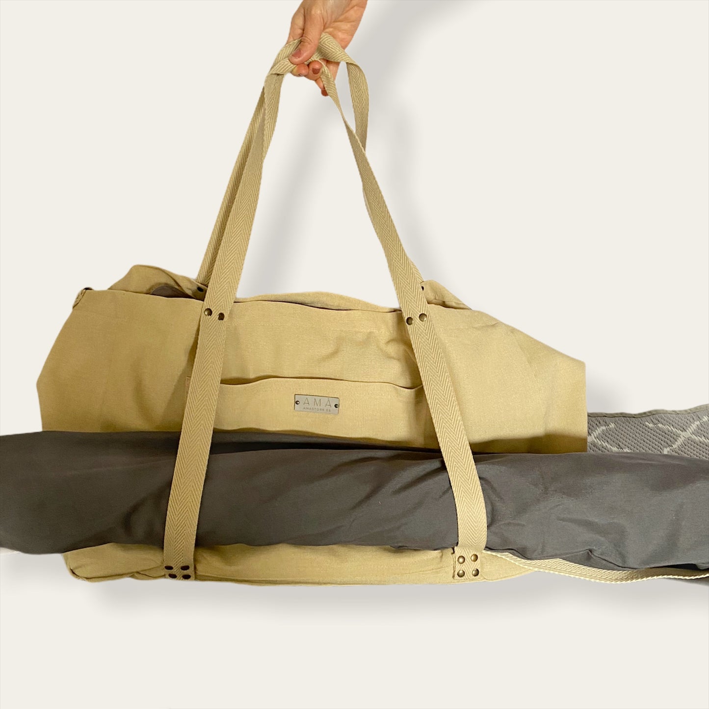 Bolsa grande de playa realizada a mano con tela impermeable, de este modo si la toalla sigue mojada cuando tengas que irte no mojará tu ropa. Lleva un bolso neceser con forro interior que puedes llevarlo atado a la bolsa o usar la tira como asa, de este modo si decides pasear un poco por la orilla puedes llevar los objetivos de valor a mano. Además es super ligero y tiene un mosquetón lateral por si no llevas la bolsa tan cargada y se convierte en una bolsa más pequeña. Cintas laterales para transportar la