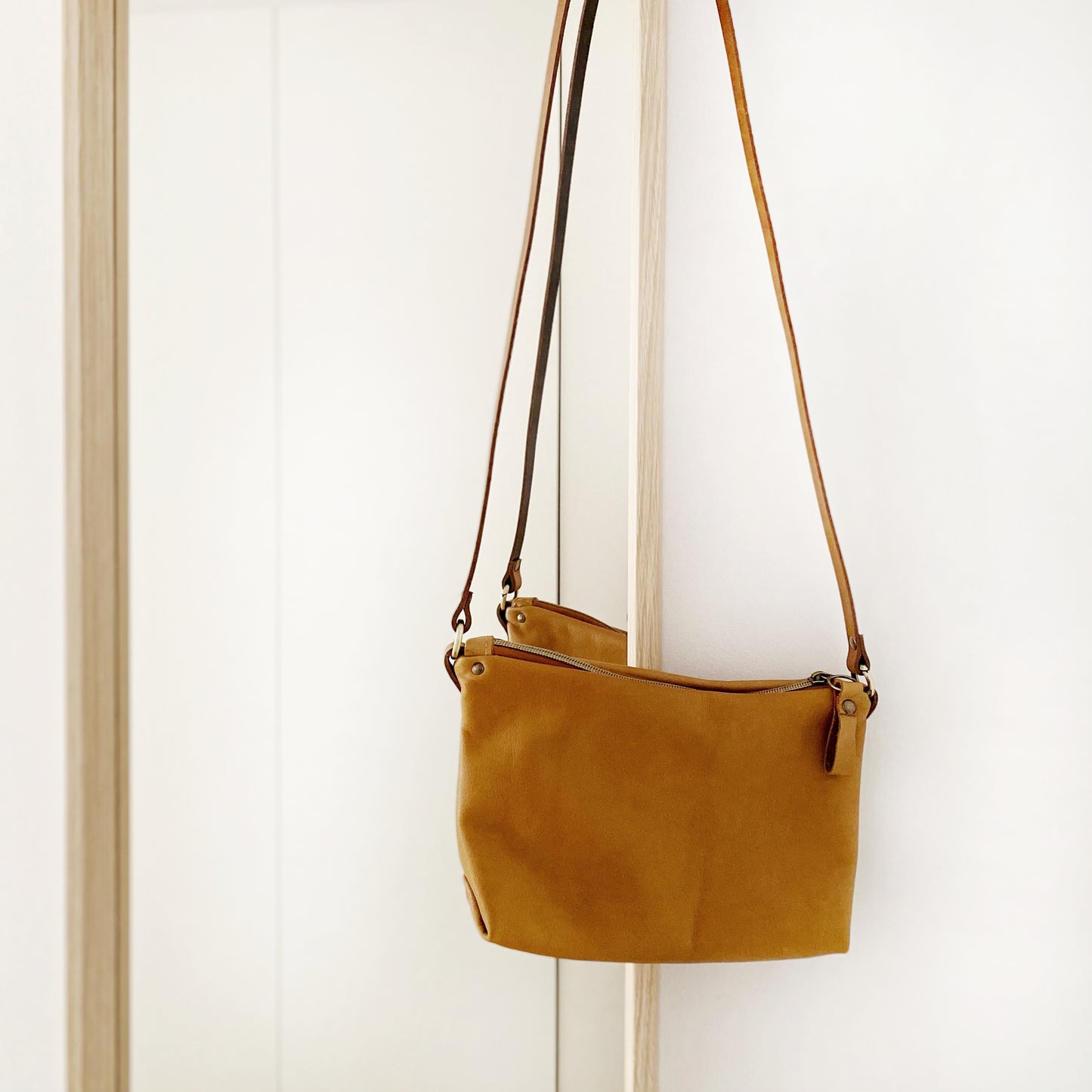 El Bolso bandolera Porto Covo es ideal para llevar lo imprescindible. Está realizado con piel muy suave de color Camel. Tira de cuero color marrón y además lleva una tira extra de algodón natural color beige para que puedas cambiarlo y darle un look diferente a tu bolso.