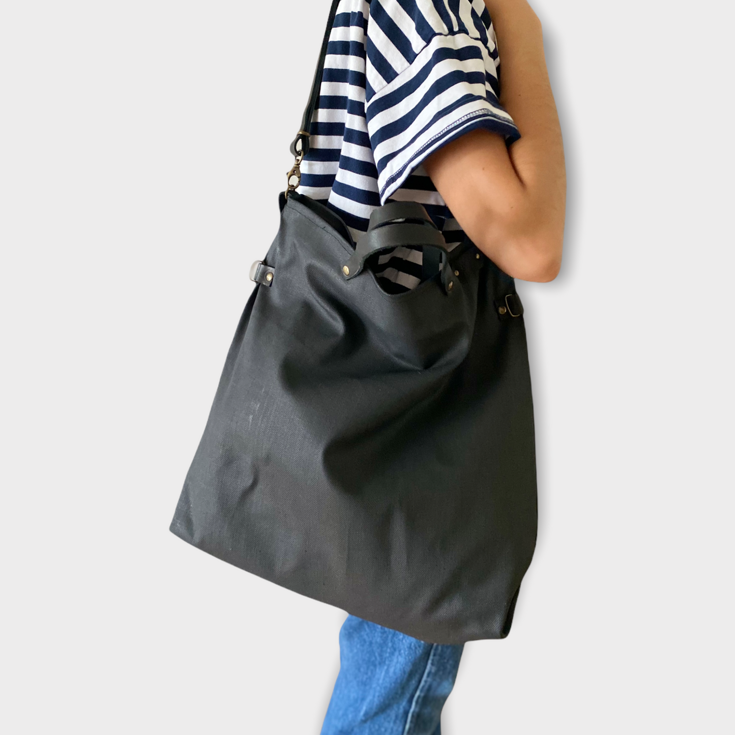 Bolso de tejido vaquero encerado color negro con forro y bolsillo interior. Un modelo super cómodo y funcional porque lo puedes llevar de mano, tipo bandolera o colgado al hombro. D Las asas son de cuero regulable negro con mosquetones que puedes ponerlo a 2 alturas según la capacidad que necesites del bolso. Cierre con cremallera Este bolso tiene 2 opciones bandolera o Tote bag. Lleva un llavero que se puede colgar dentro de regalo para tener siempre tus llaves a mano.