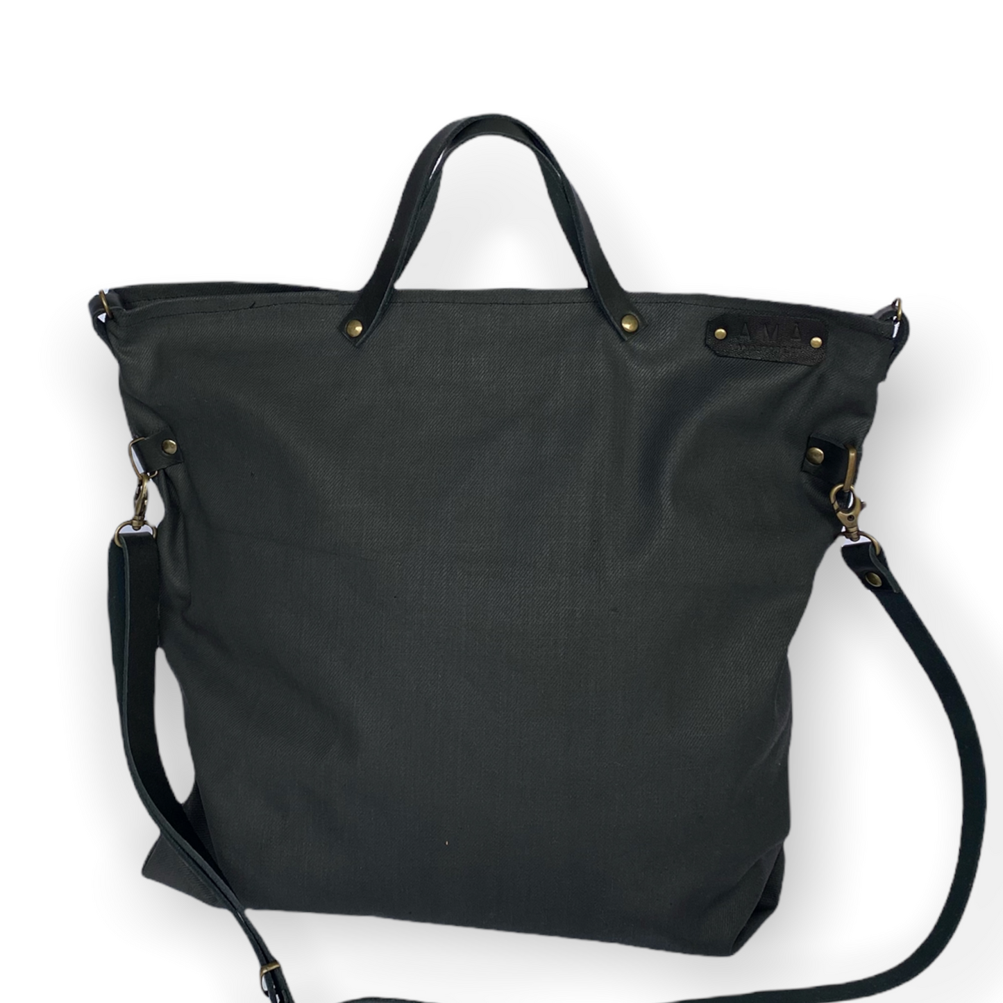 Bolso de tejido vaquero encerado color negro con forro y bolsillo interior. Un modelo super cómodo y funcional porque lo puedes llevar de mano, tipo bandolera o colgado al hombro. D Las asas son de cuero regulable negro con mosquetones que puedes ponerlo a 2 alturas según la capacidad que necesites del bolso. Cierre con cremallera Este bolso tiene 2 opciones bandolera o Tote bag. Lleva un llavero que se puede colgar dentro de regalo para tener siempre tus llaves a mano.