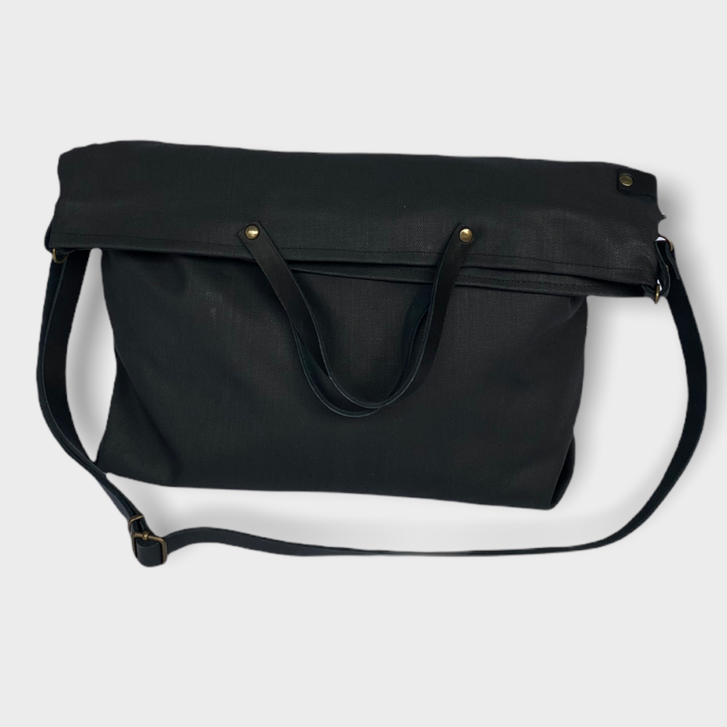 Bolso de tejido vaquero encerado color negro con forro y bolsillo interior. Un modelo super cómodo y funcional porque lo puedes llevar de mano, tipo bandolera o colgado al hombro. D Las asas son de cuero regulable negro con mosquetones que puedes ponerlo a 2 alturas según la capacidad que necesites del bolso. Cierre con cremallera Este bolso tiene 2 opciones bandolera o Tote bag. Lleva un llavero que se puede colgar dentro de regalo para tener siempre tus llaves a mano.