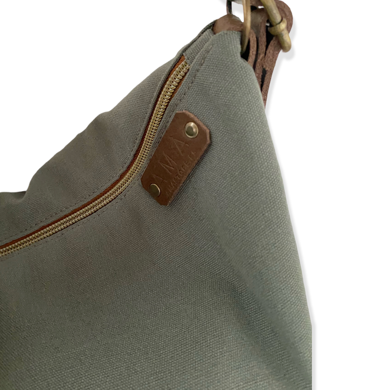 Bolso hecho a mano convertible en Mochila, modelo Coimbra color verde realizado en loneta con asas de cuero regulables para llevar como tote bag, bandolera o mochila. Forro y bolsillo interior. Detalla tejido verde