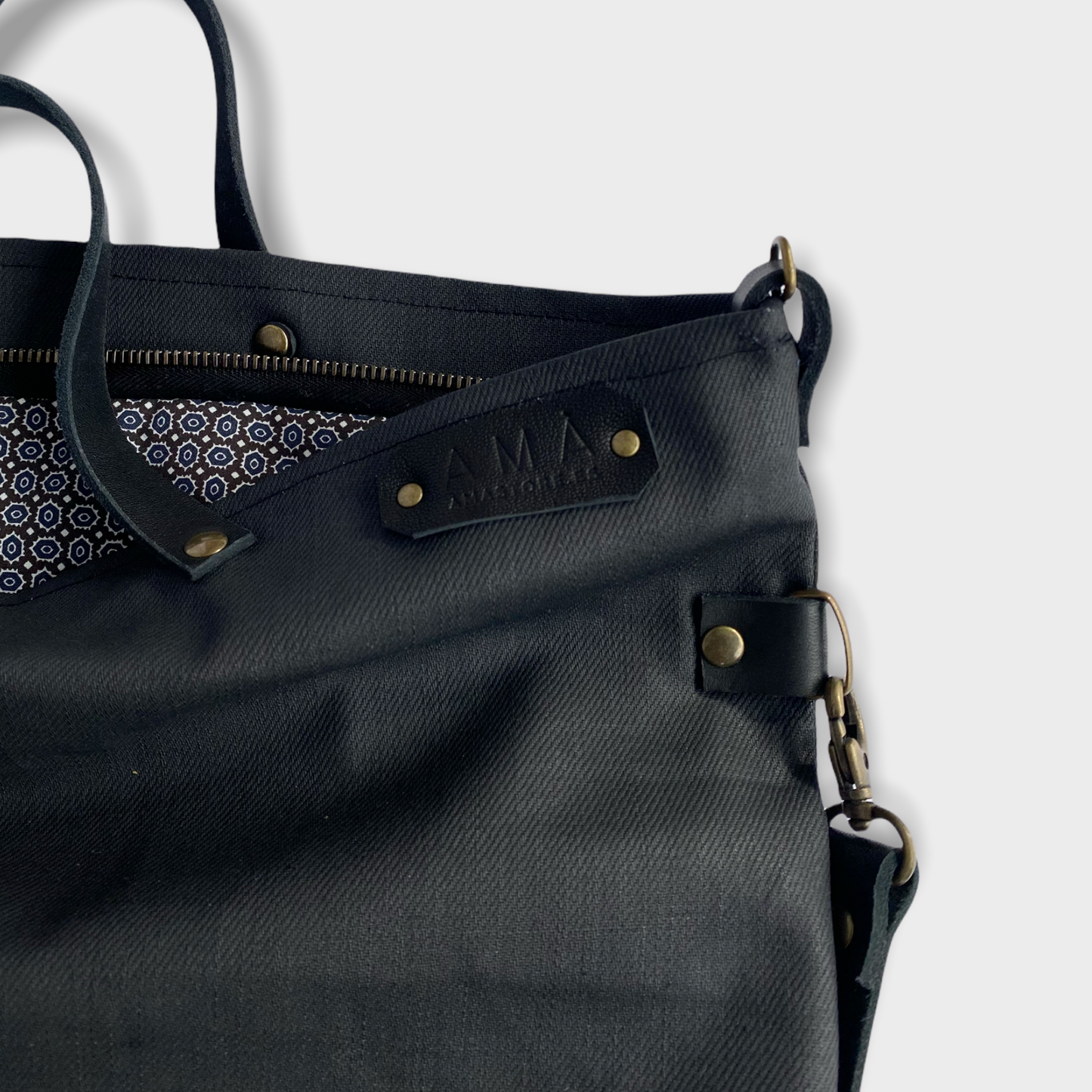 Bolso de tejido vaquero encerado color negro con forro y bolsillo interior. Un modelo super cómodo y funcional porque lo puedes llevar de mano, tipo bandolera o colgado al hombro. D Las asas son de cuero regulable negro con mosquetones que puedes ponerlo a 2 alturas según la capacidad que necesites del bolso. Cierre con cremallera Este bolso tiene 2 opciones bandolera o Tote bag. Lleva un llavero que se puede colgar dentro de regalo para tener siempre tus llaves a mano.