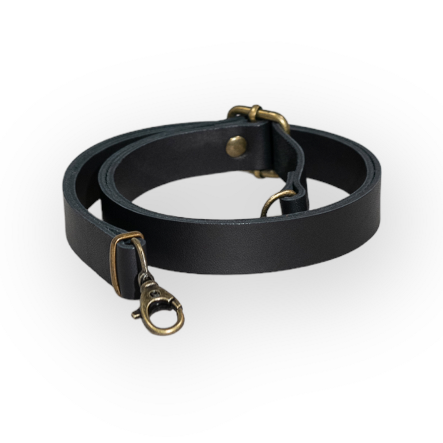 Correa bolso cuero negra hecha a mano. Combina tu bolso con diferentes correas hechas a mano para darle personalidad a tu riñonera o bolso. Las asas están realizadas de algodón reciclado o de piel vaquetilla y regulador y 2 mosquetones en Oro Viejo.