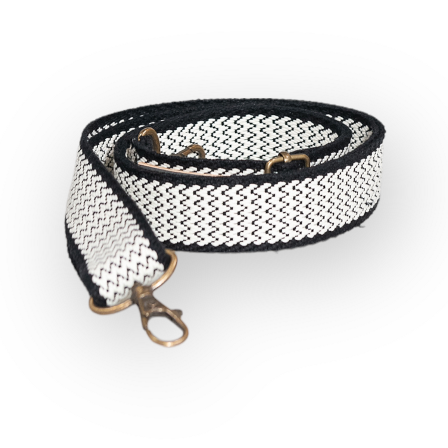 Correa bolso algodón negra y blanca zigzag.. Combina tu bolso con diferentes correas hechas a mano para darle personalidad a tu riñonera o bolso. Las asas están realizadas de algodón reciclado o de piel vaquetilla y regulador y 2 mosquetones en Oro Viejo.
