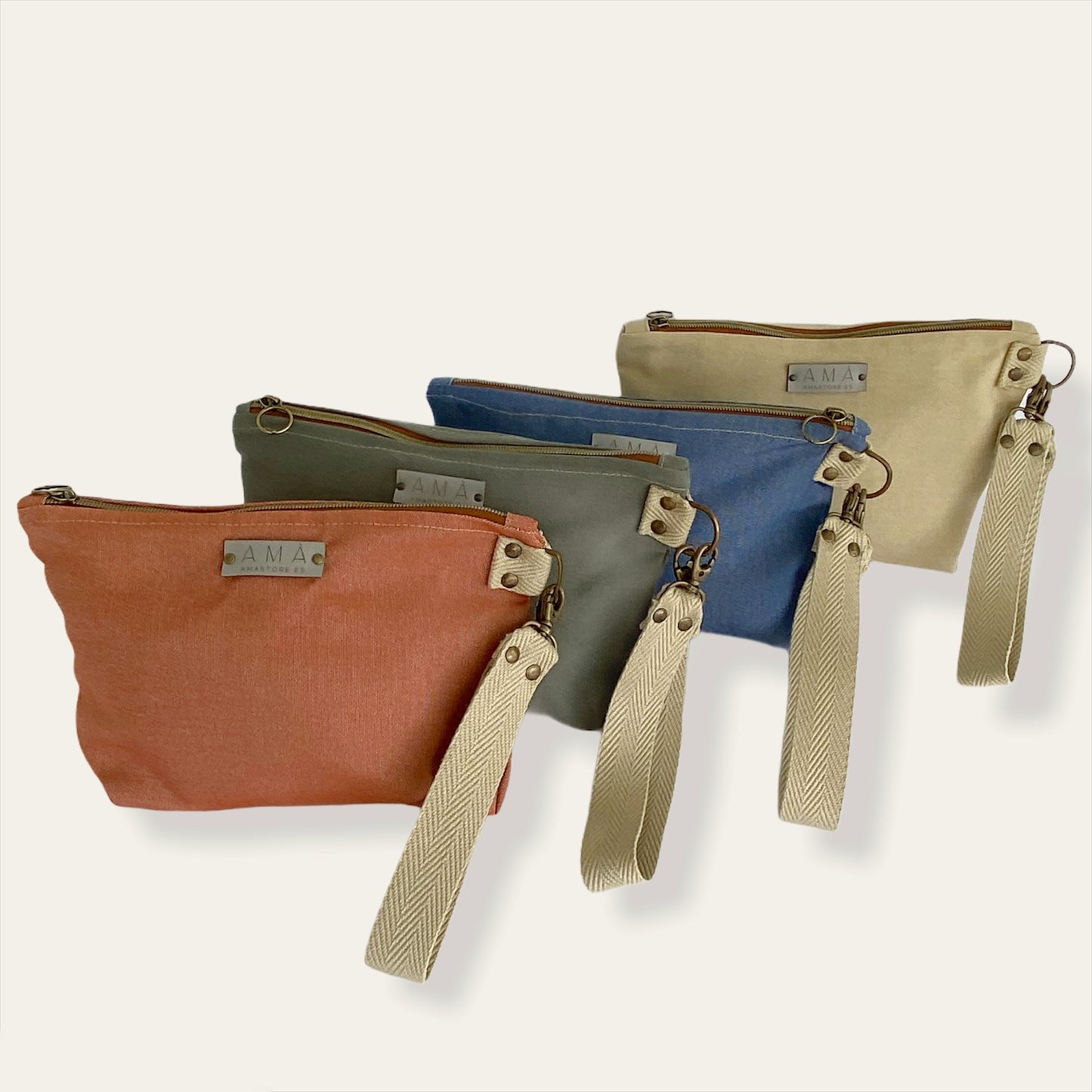 Bolsa grande de playa realizada a mano con tela impermeable, de este modo si la toalla sigue mojada cuando tengas que irte no mojará tu ropa. Lleva un bolso neceser con forro interior que puedes llevarlo atado a la bolsa o usar la tira como asa, de este modo si decides pasear un poco por la orilla puedes llevar los objetivos de valor a mano. Además es super ligero y tiene un mosquetón lateral por si no llevas la bolsa tan cargada y se convierte en una bolsa más pequeña.