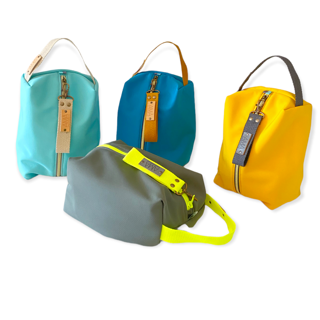 Neceseres de tejido de neopreno en varios colores con una práctica asa de algodón oscutra que te permitirá colgar el neceser del pomo de la puerta o cualquier colgador. Están realizados mano en Barcelona y disponen de forro repelente al agua y bolsillo interior. El tirador de la cremallera se convierte en un llavero extraible. Además puedes escoger personalizar tu neceser con 2 iniciales.