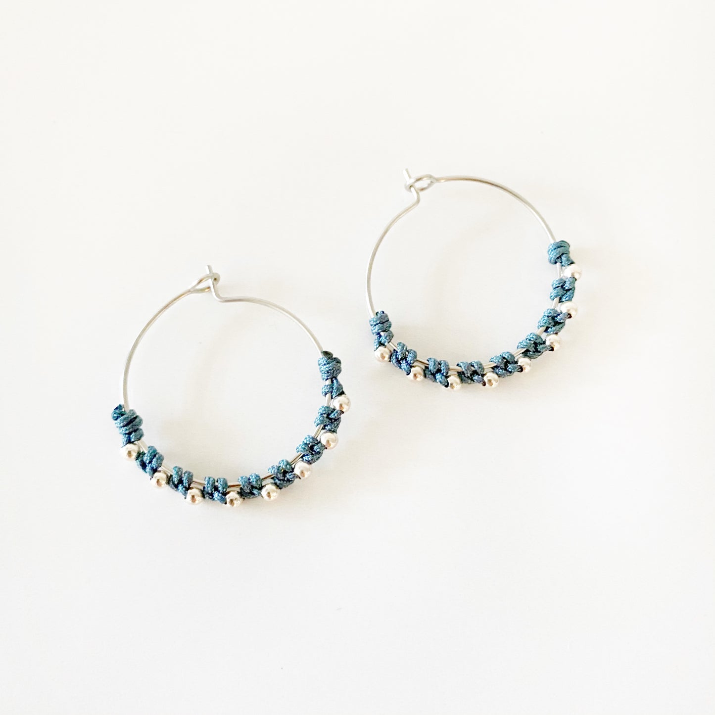 Pendientes realizados a mano con arito de 25mm con baño de Plata de Ley o de Oro de 2 micras y bolitas con nudos de macramé de diferentes colores.