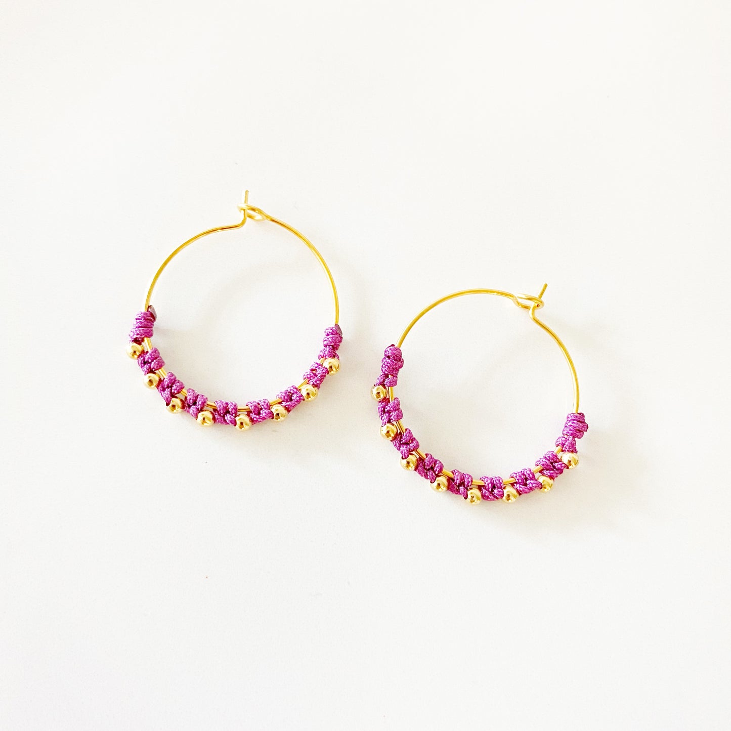Pendientes realizados a mano con arito de 25mm con baño de Plata de Ley o de Oro de 2 micras y bolitas con nudos de macramé de diferentes colores.