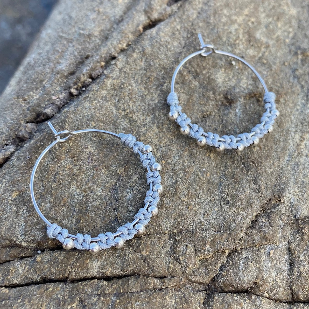 Pendientes realizados a mano con arito de 25mm con baño de Plata de Ley o de Oro de 2 micras y bolitas con nudos de macramé de diferentes colores.