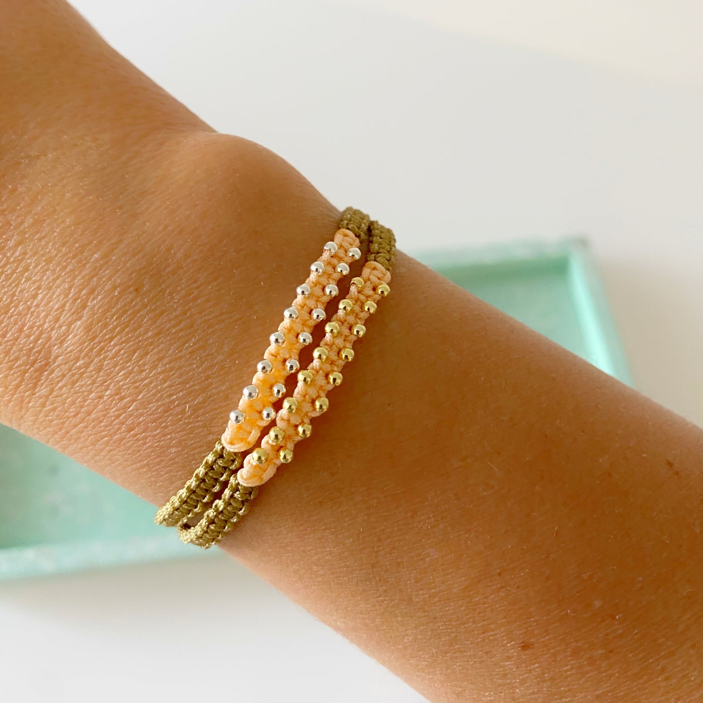 Pulseras de hilo de macramé realizadas a mano con diferentes tonos. Bolitas de Plata de Ley. Disponible en Plata de Ley o Plata bañada en oro de 2 micras.