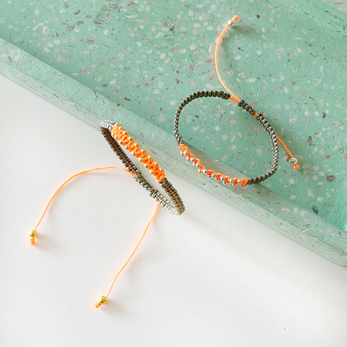Pulseras de hilo de macramé realizadas a mano con diferentes tonos. Bolitas de Plata de Ley. Disponible en Plata de Ley o Plata bañada en oro de 2 micras.