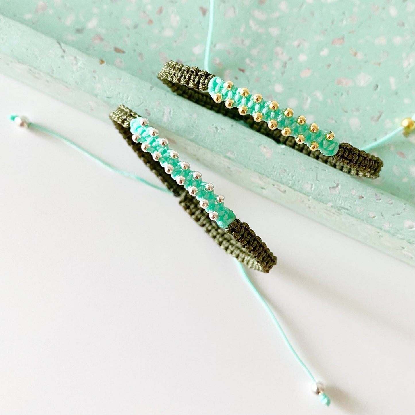Pulseras de hilo de macramé realizadas a mano con diferentes tonos. Bolitas de Plata de Ley. Disponible en Plata de Ley o Plata bañada en oro de 2 micras.