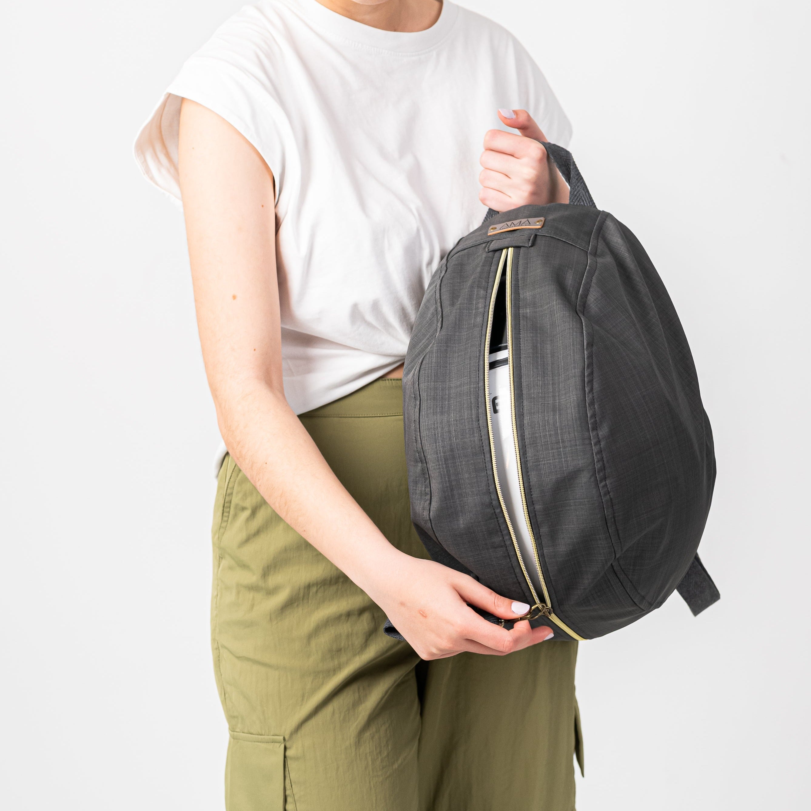 Riñonera para casco impermeable, bolsa casco impermeable realizadas en Barcelona de forma sostenible. Funda casco moto color gris con forro y interior y llavero extraible