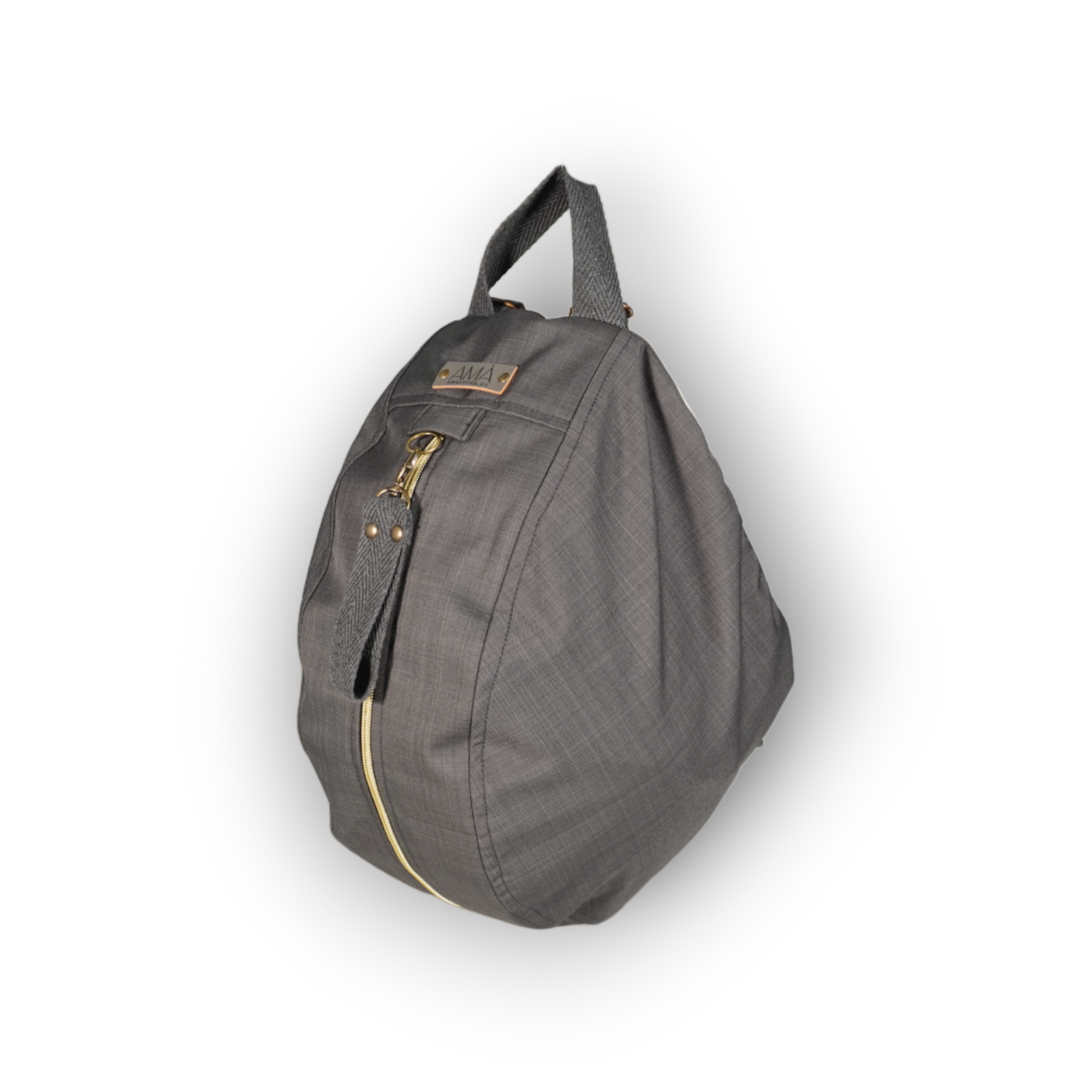 Riñonera para casco impermeable, bolsa casco impermeable realizadas en Barcelona de forma sostenible. Funda casco moto color gris con forro y interior y llavero extraible