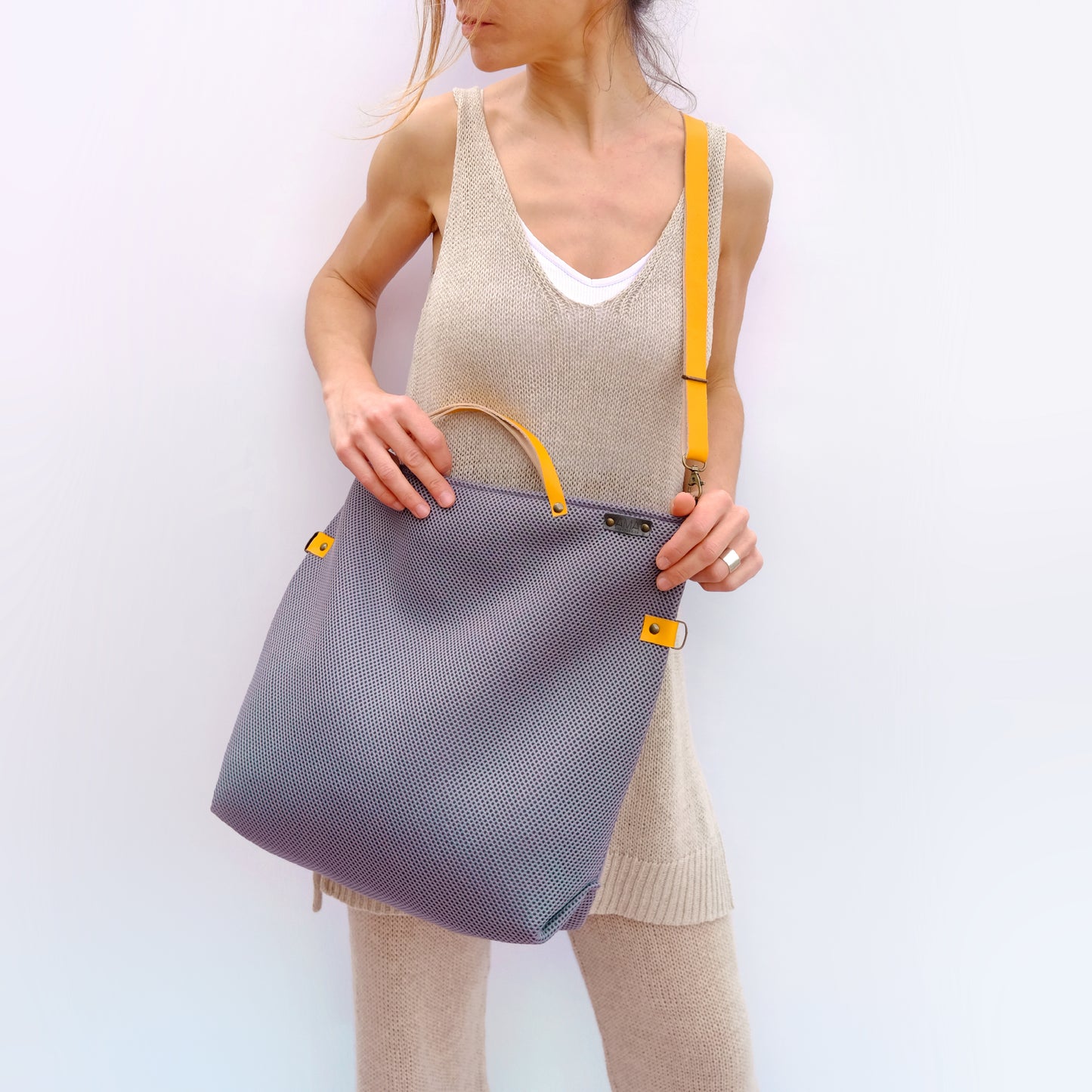 AMÀ Store -bolso belem gris ·D con correas de piel amarilo, bolsos convertibles en bandolera, bolso de mano o tote bag, hechos en Barcelona con tejidos excedentes de otras marcas