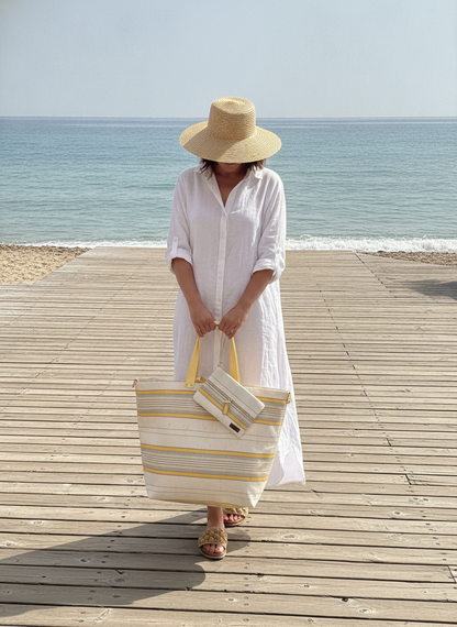 Pack de playa impermeable de tejido de toldo vintage hecho a mano en Barcelona. Bolso versátil con neceser impermeable. Diseño artesanal y único.