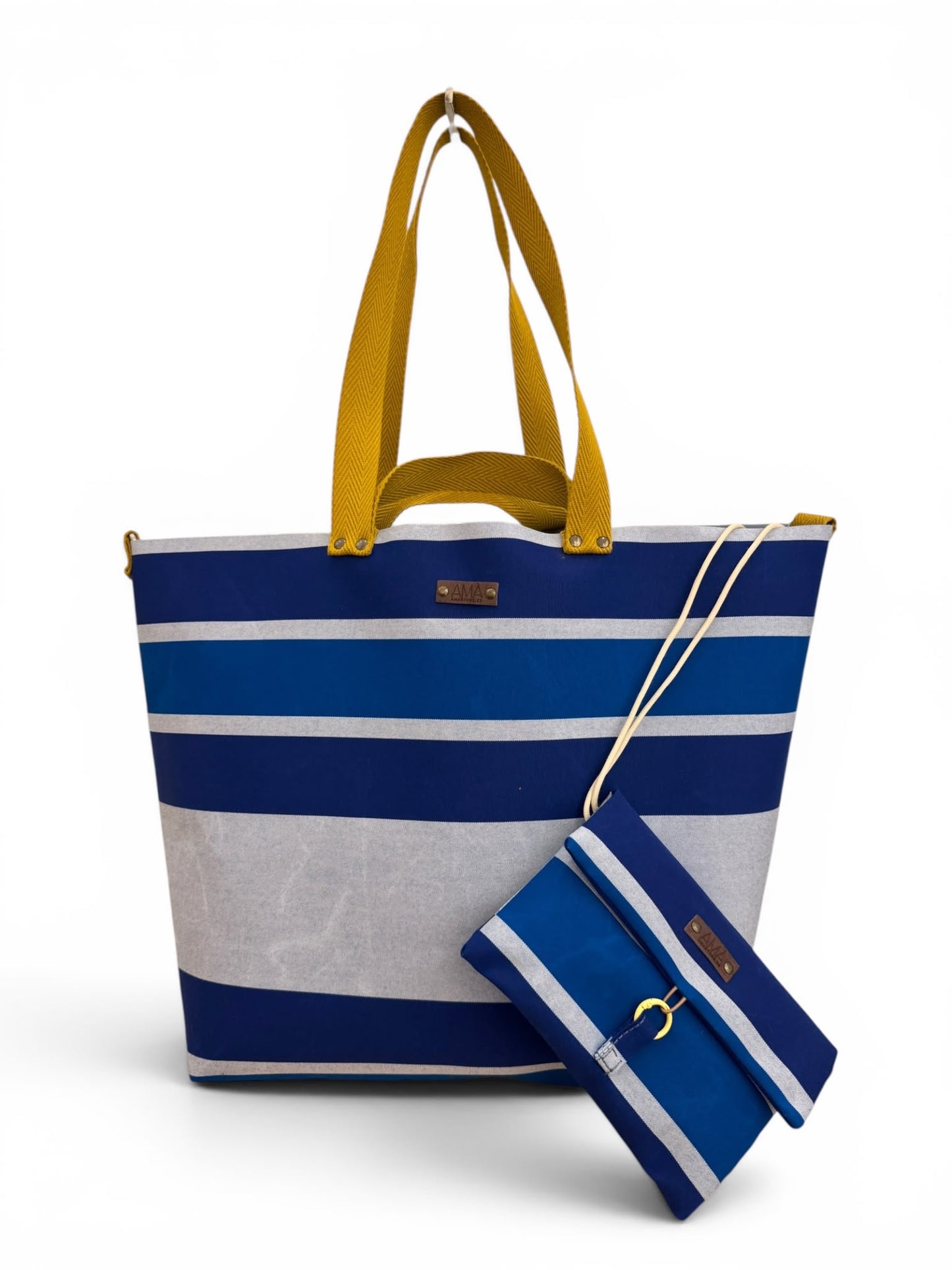Pack de playa impermeable confeccionado artesanalmente con tejido de toldo vintage. Incluye bolso de gran capacidad y neceser impermeable. Diseño exclusivo hecho en Barcelona.