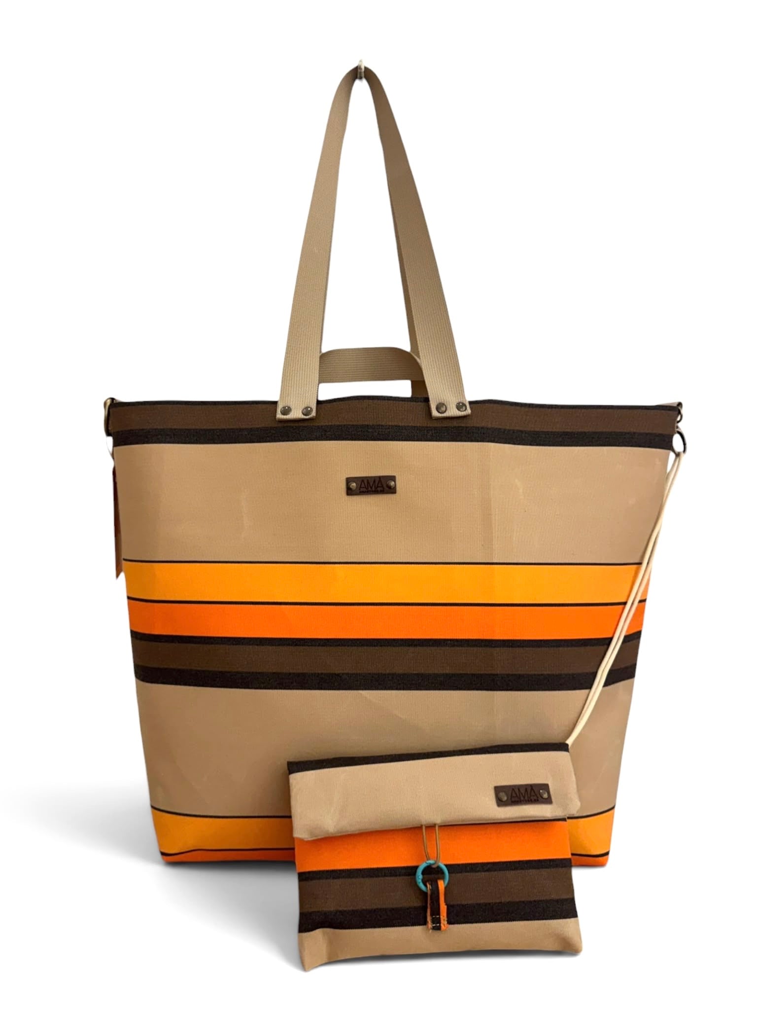 Pack de playa impermeable de tejido de toldo vintage hecho a mano en Barcelona. Bolso versátil con neceser impermeable. Diseño artesanal y único.