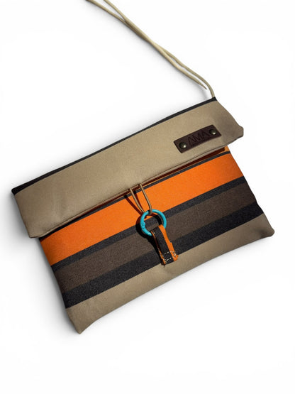 Pack de playa impermeable de tejido de toldo vintage hecho a mano en Barcelona. Bolso versátil con neceser impermeable. Diseño artesanal y único.