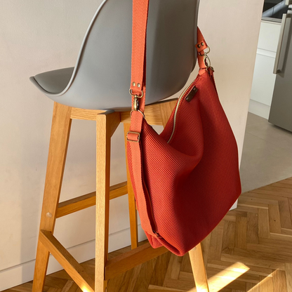 Bolso convertible en mochila multiposicion como bandolera, tote bag o mochila color teja tenjido 3D, hechos a mano en Barcelona de forma sostenible
